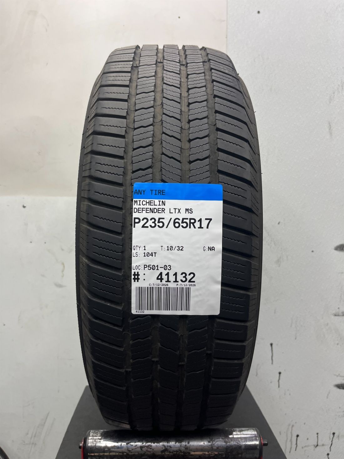 1 Used P235/65R17 Michelin Defender LTX MS 104 T – 10/32