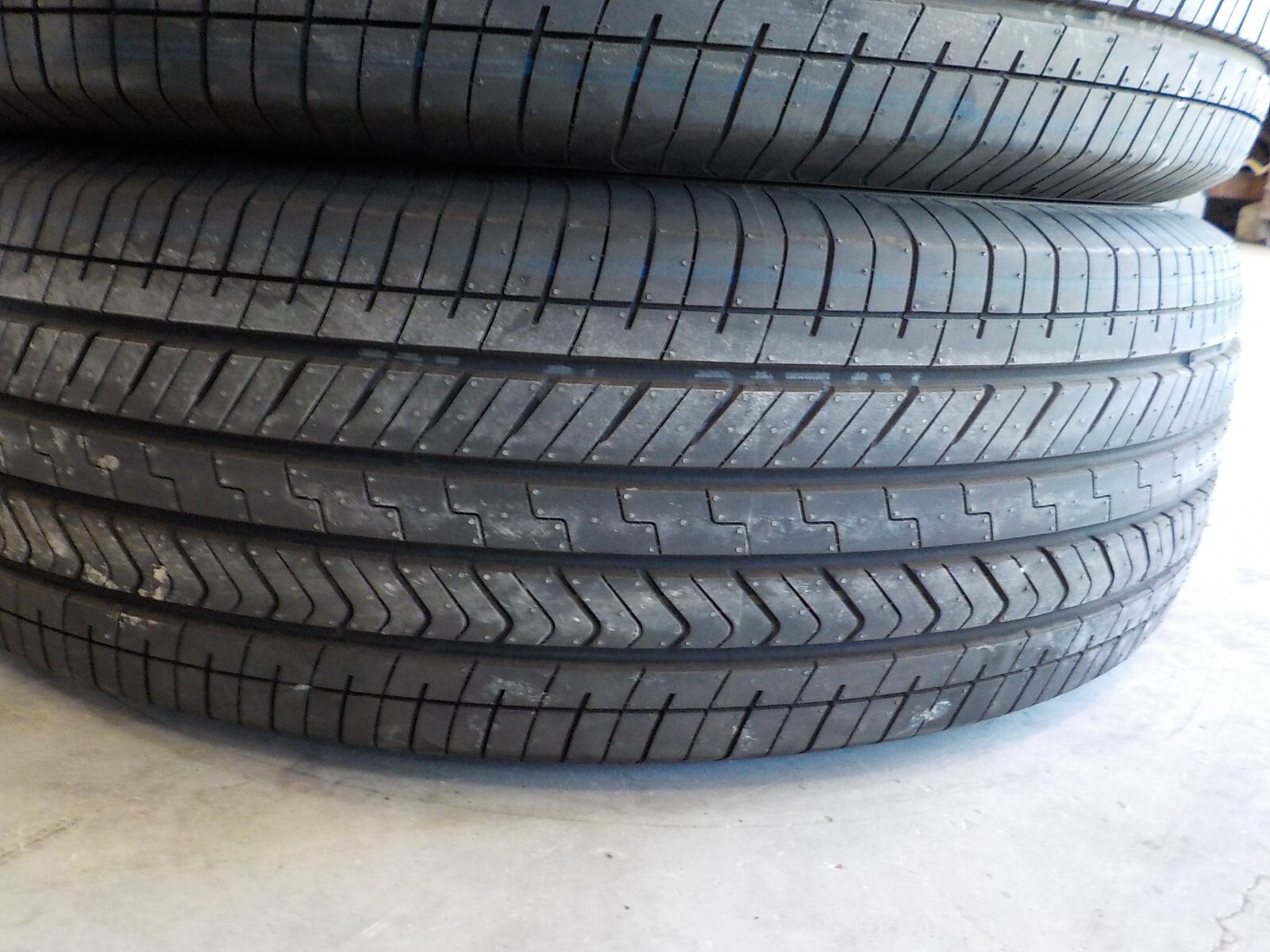 Set of 4 Yokohama Geolandar X-CV 245/70R18 110H Tires DOT 2724 14/32″