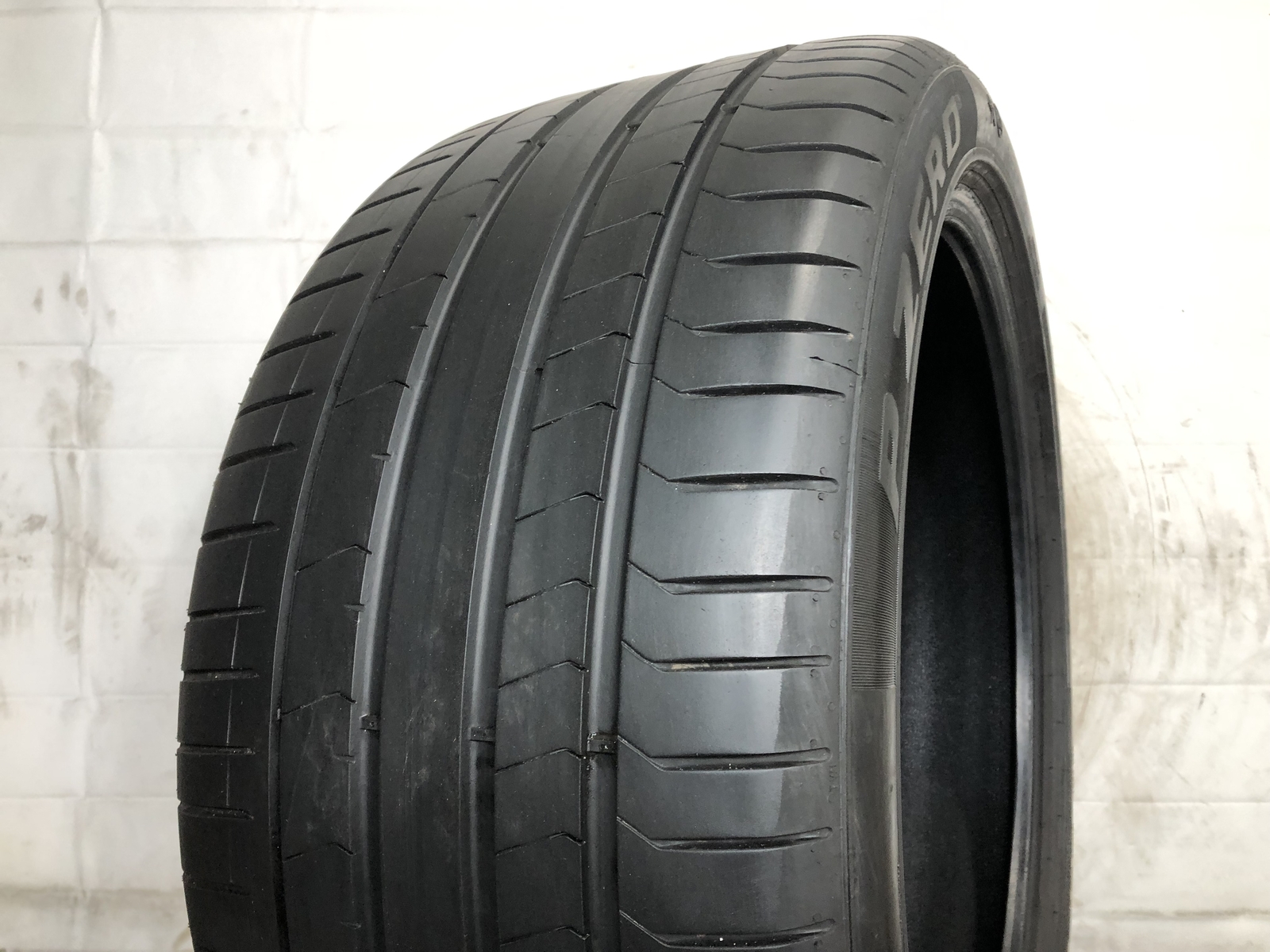 [1] PIrelli P Zero PZ4 Run Flat P315/35R21 315 35 21 Tire 7.25/32