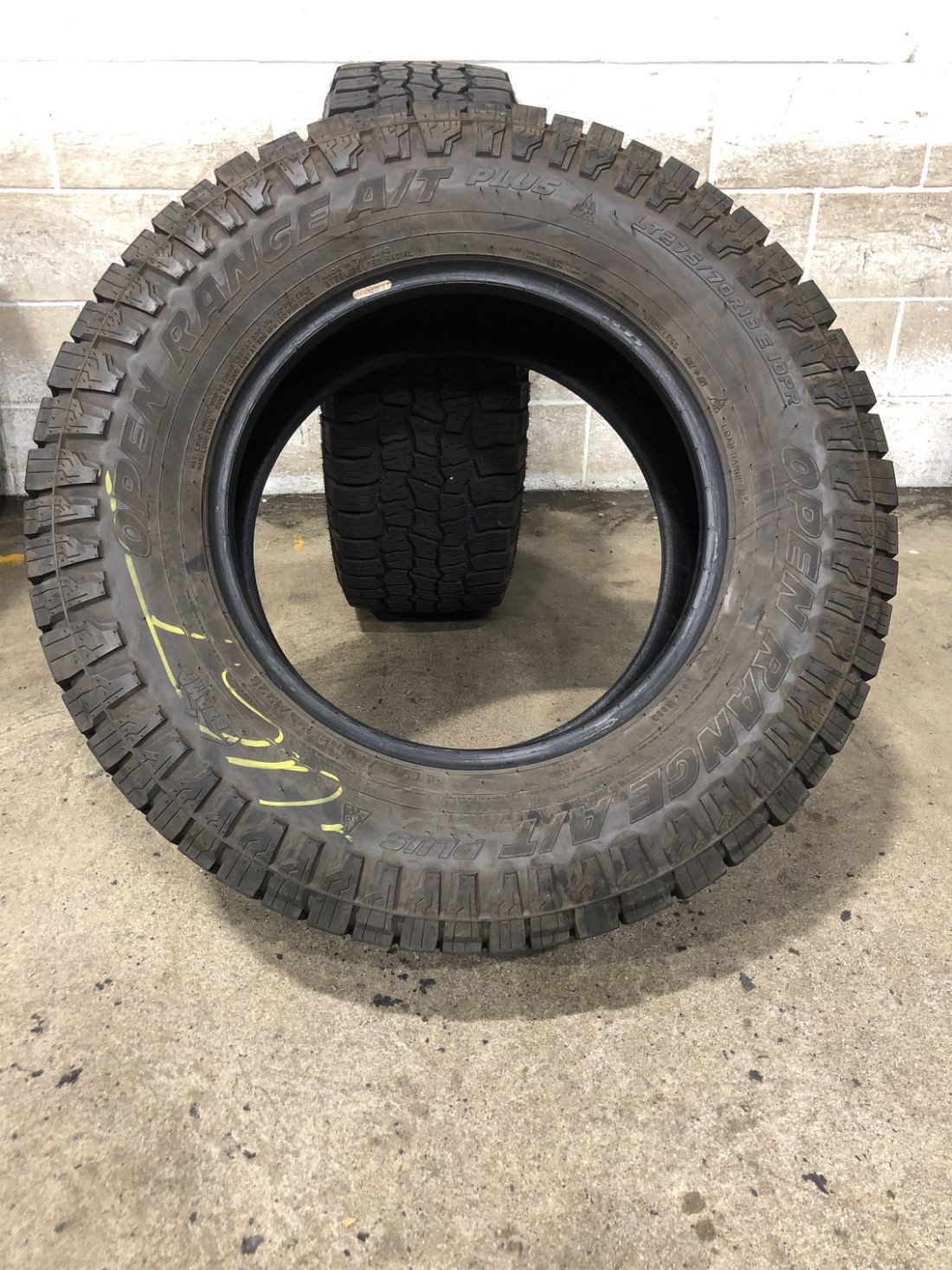 2x LT275/70R18 Mazama Open Range A/T Plus 12/32 125 S Used Tires 2757018