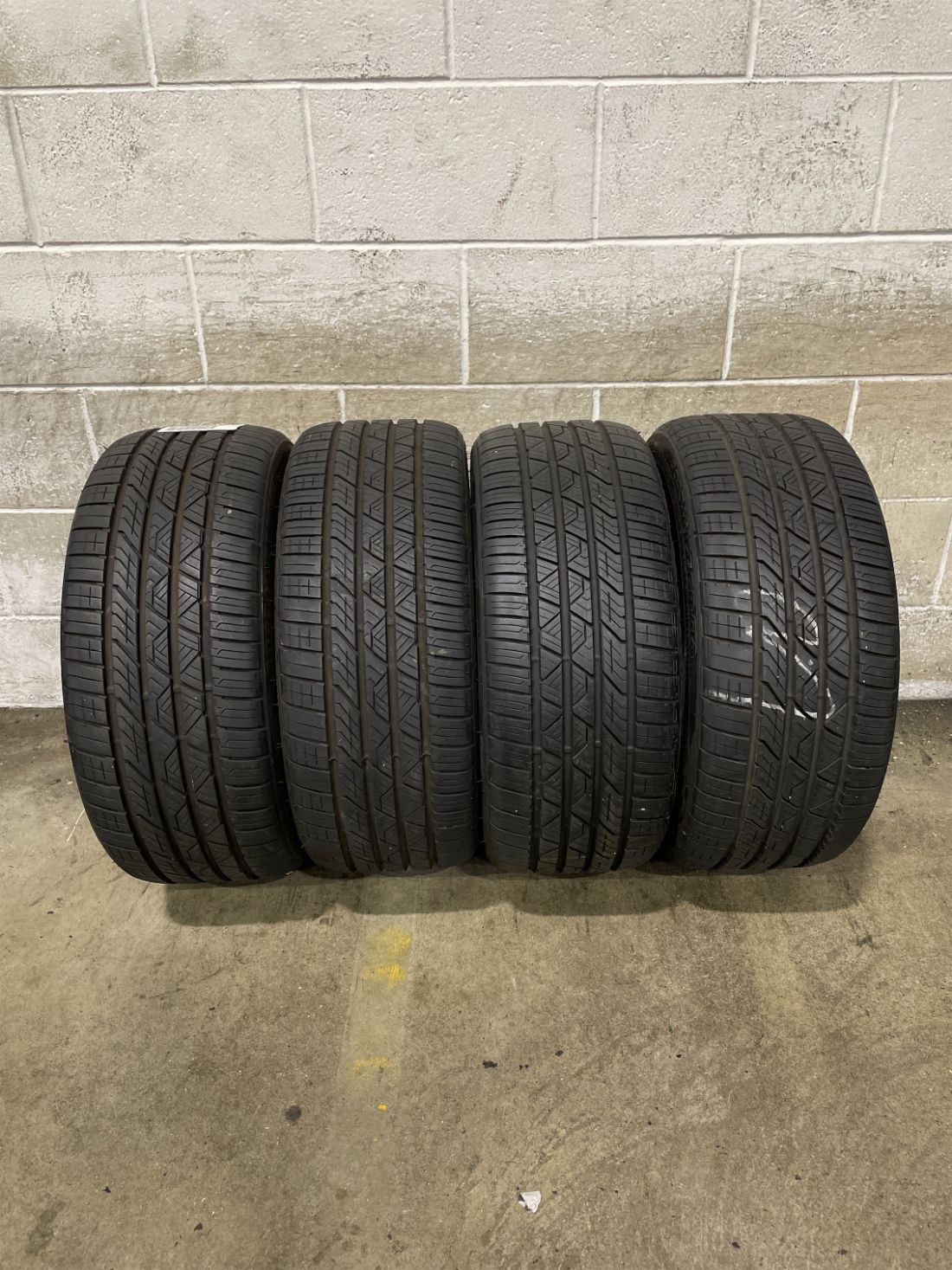 4x P225/40R18 Road Hugger GTZ 9-10/32 92 W Used Tires 2254018