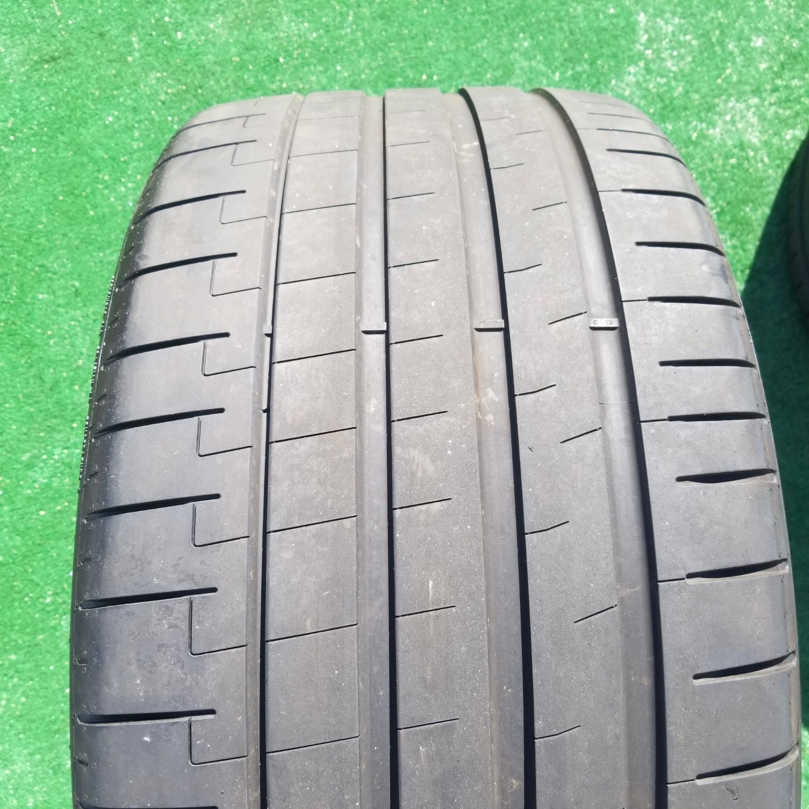 325/30R23 Pirelli P Zero PZ5 Elect Tire L1 Lamborghini Urus SE 325/30ZR23 70%