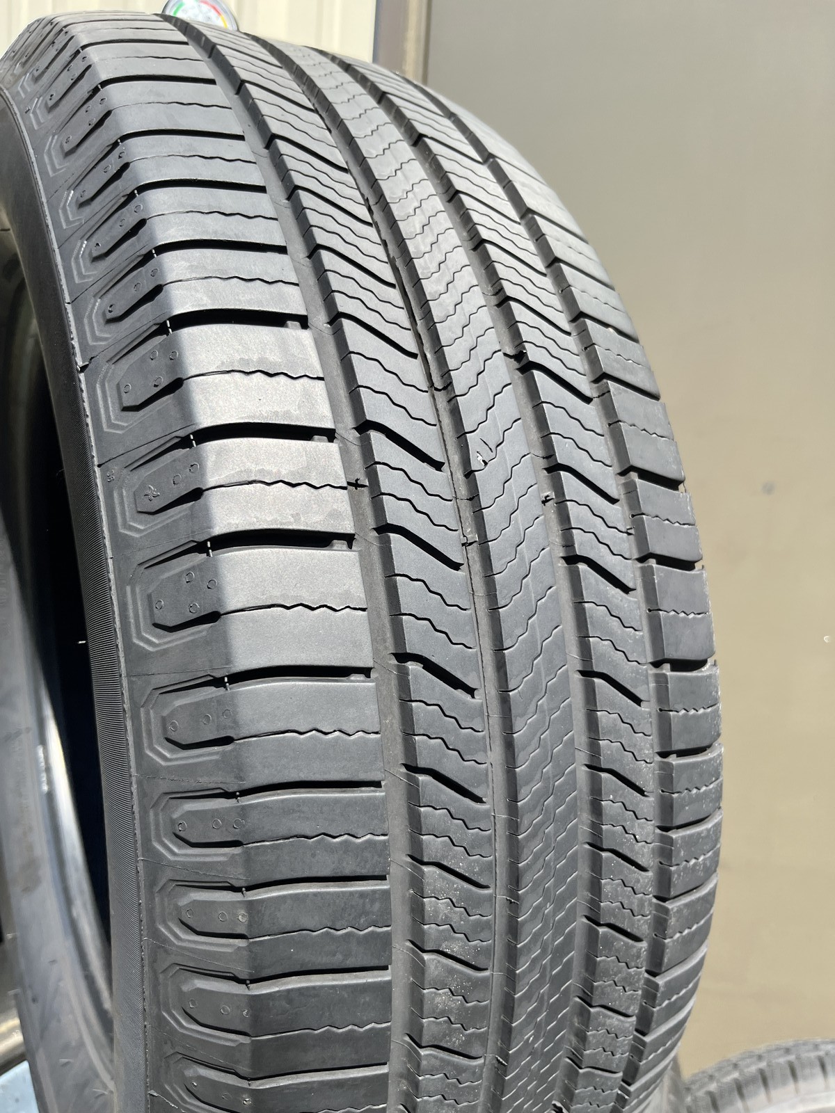 1 Tire Michelin Defender 2 255/65R18 111H DOT.2724 8.25/32 NO Patch