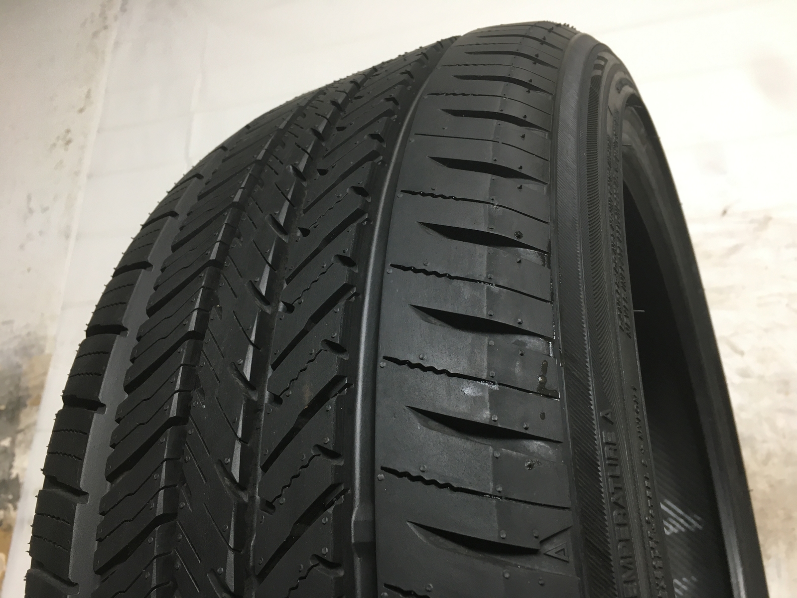 [1] Yokohama YK-GTX All Season P225/40R19 225 40 19 Tire – Driven Once