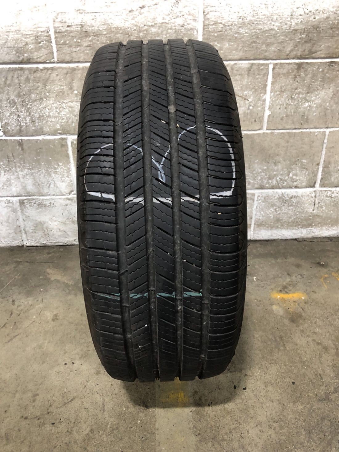 1x P235/55R17 Michelin Defender T+H 9/32 99 H Used Tire 2355517