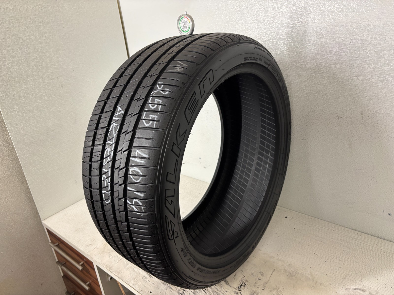 1 Tire 255 40 19 Falken Azenis FK460 A/S (80% Tread Left) NO REPAIRS 100Y