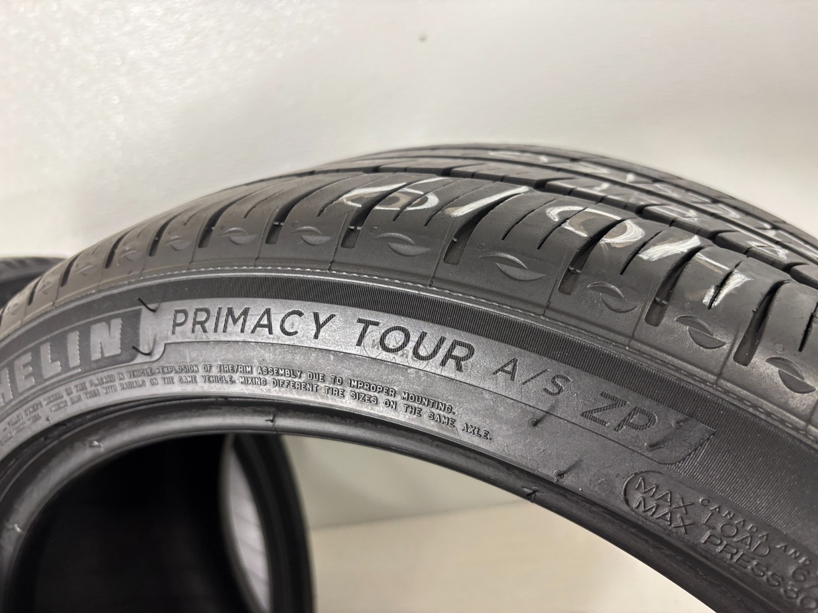 2 Tires 245 40 19 Michelin Primacy Tour A/S Run Flat (6.00-6.50/32=70-76% Tread)