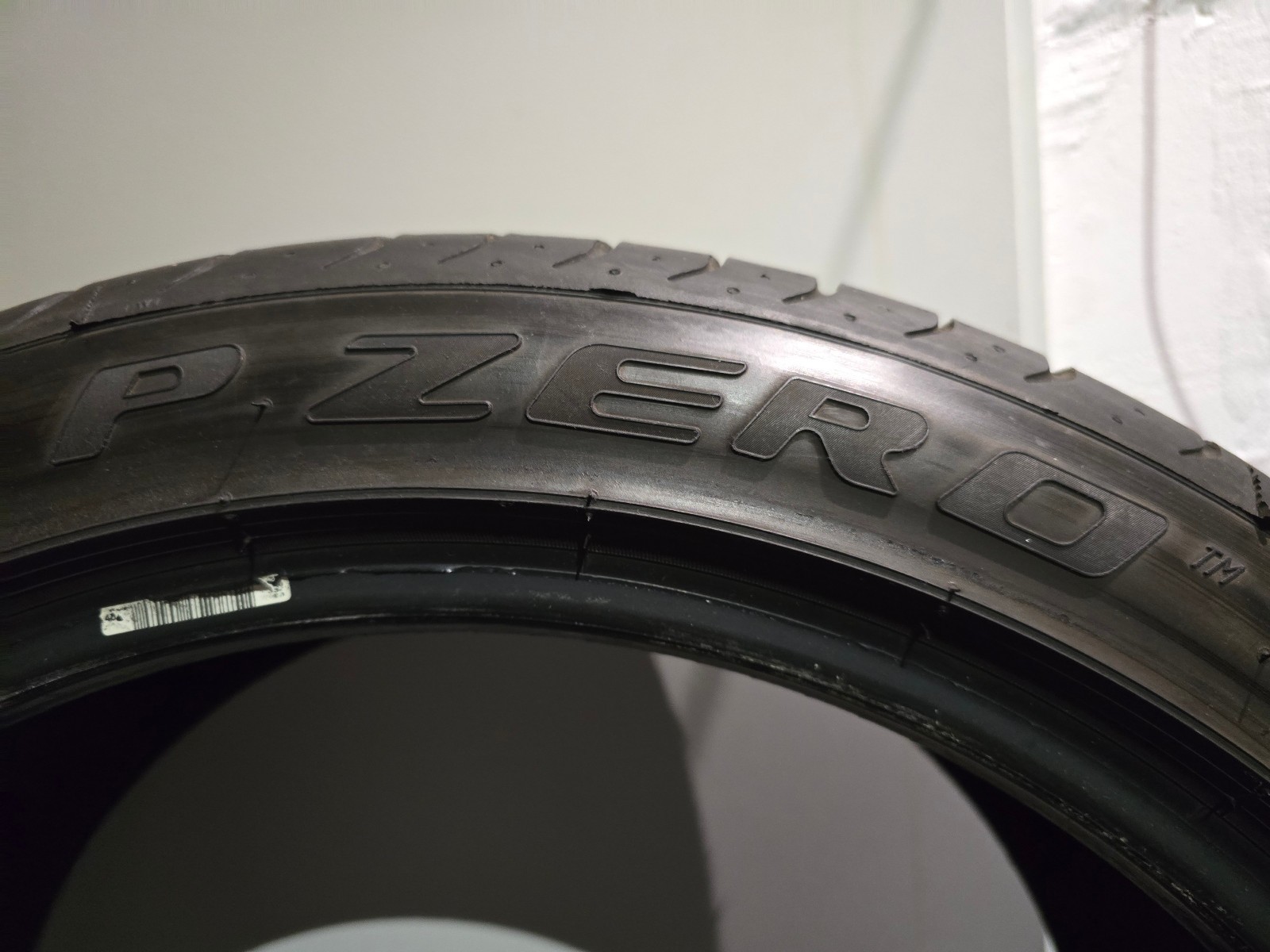 Summer tires 255 40 19 100 Y XL TL (AO) PZERO Pirelli