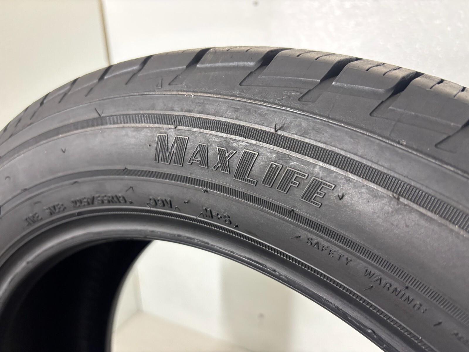 1 Tire 225 55 19 Goodyear Assurance Maxlife (11.00/32 Tread Left) 99V