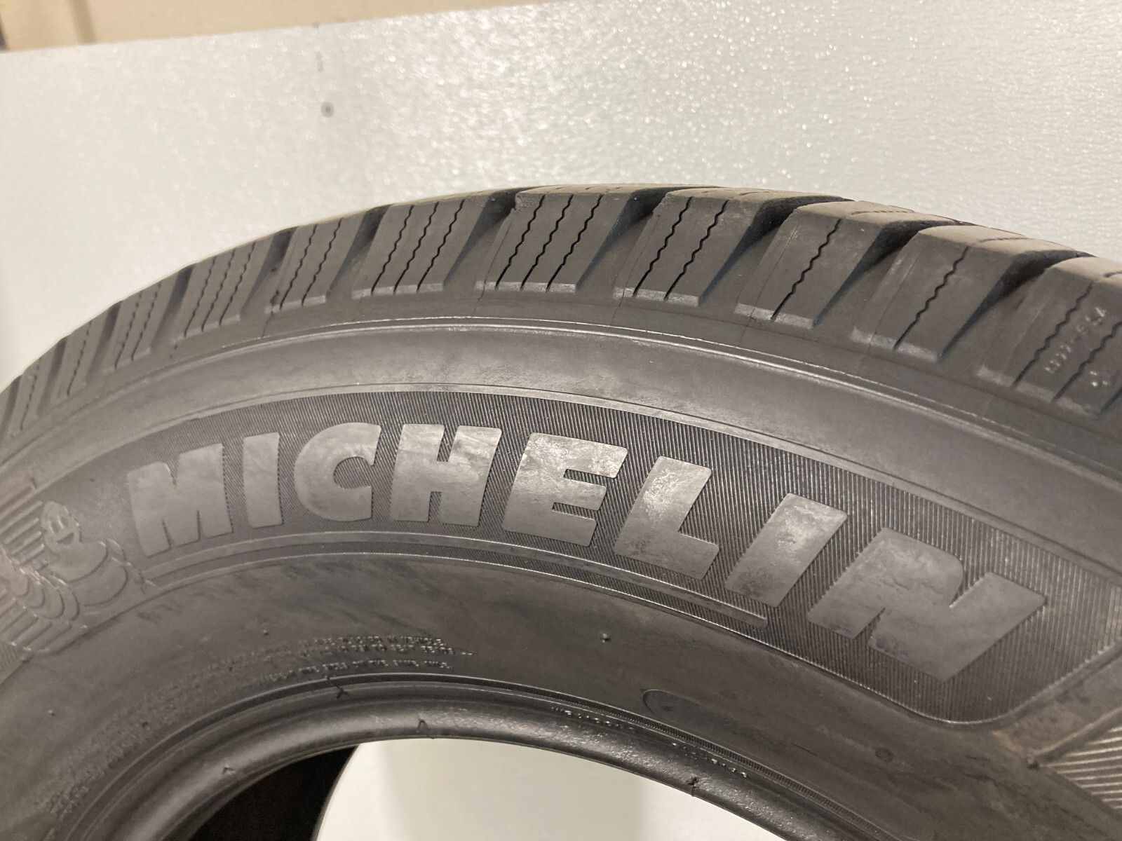 1 Tire 255 70 17 Michelin Defender LTX M/S (8.50/32 Tread Left) 112T