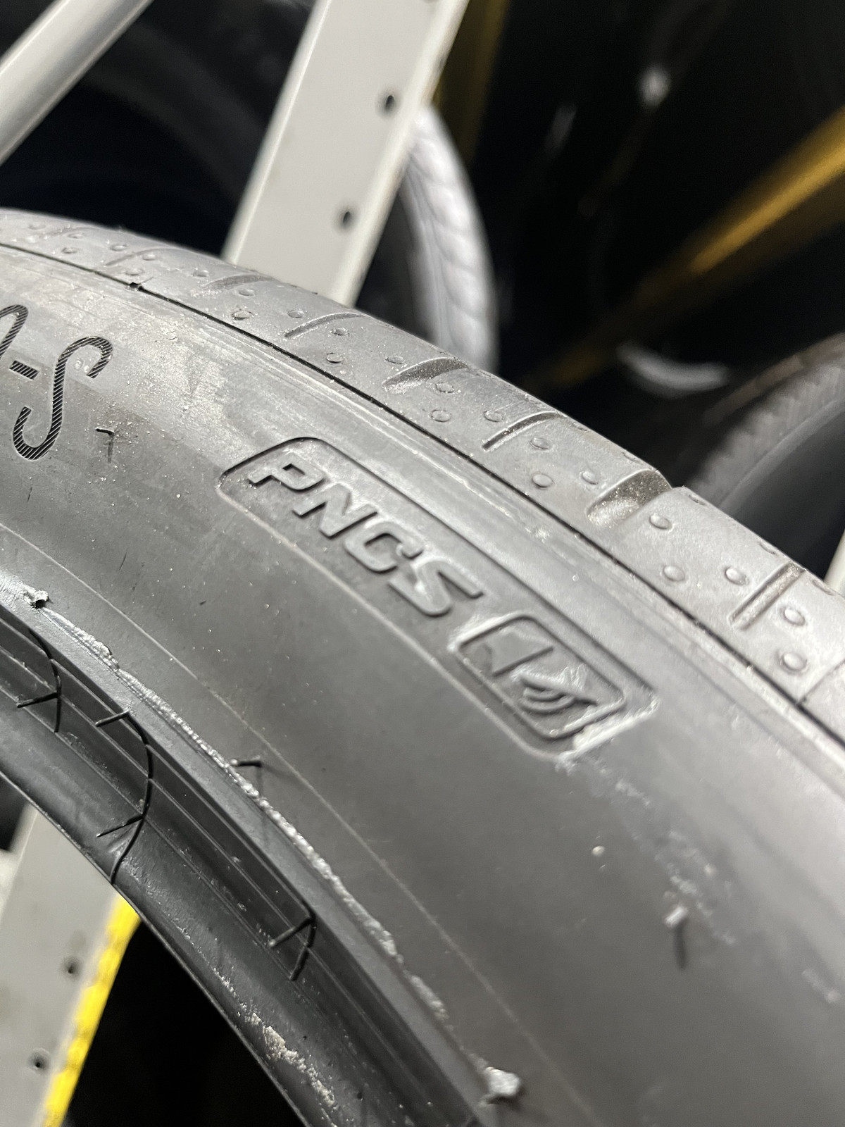 1 Tire Pirelli P Zero PZ4 MO-S PNCS 325/35R23 111Y DOT.1524 4.5/32 NO Patch