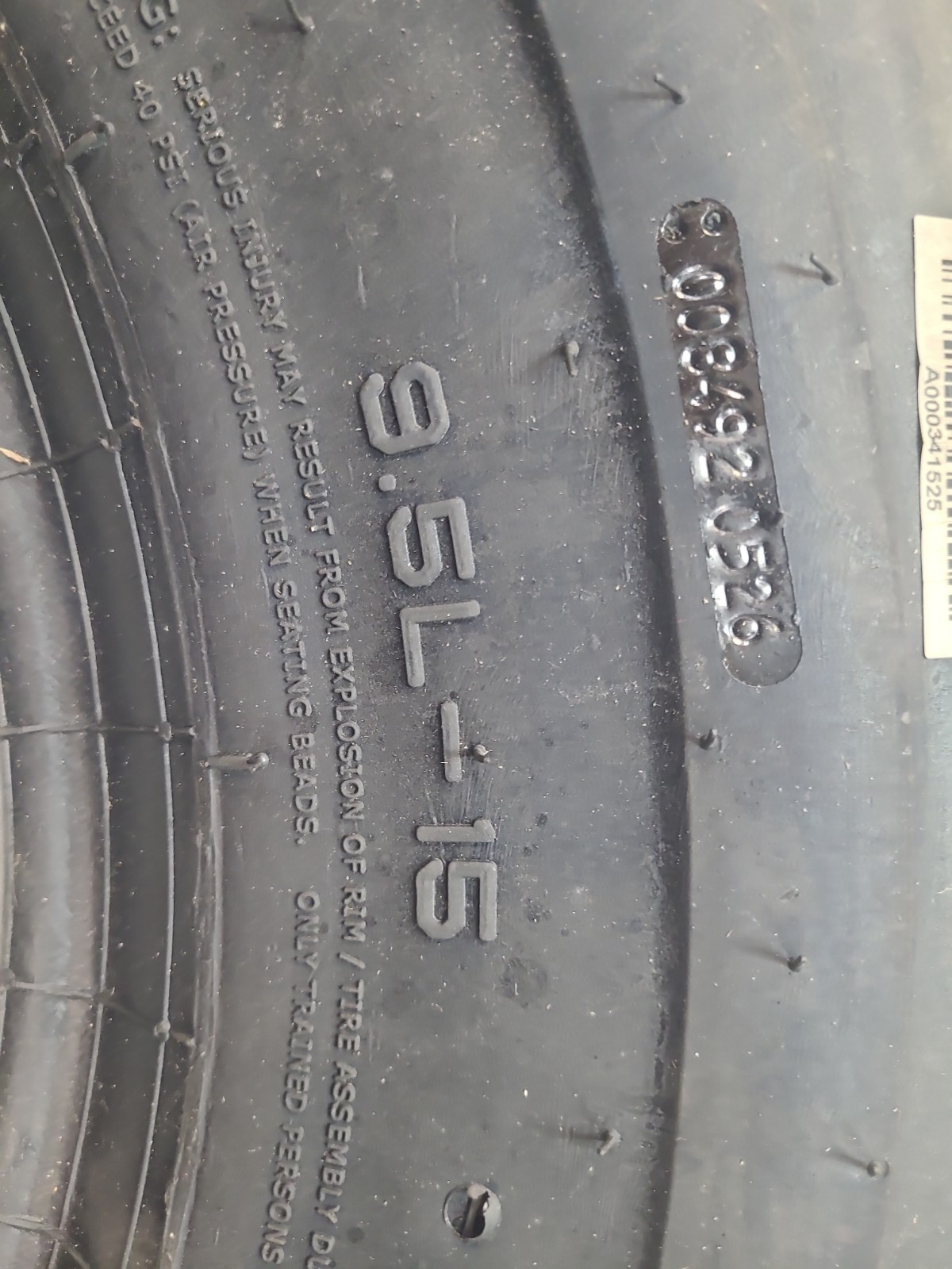 Harvest King 9.5 L 15 Farm Implement Tire 8 ply Tubeless 9.5L-15