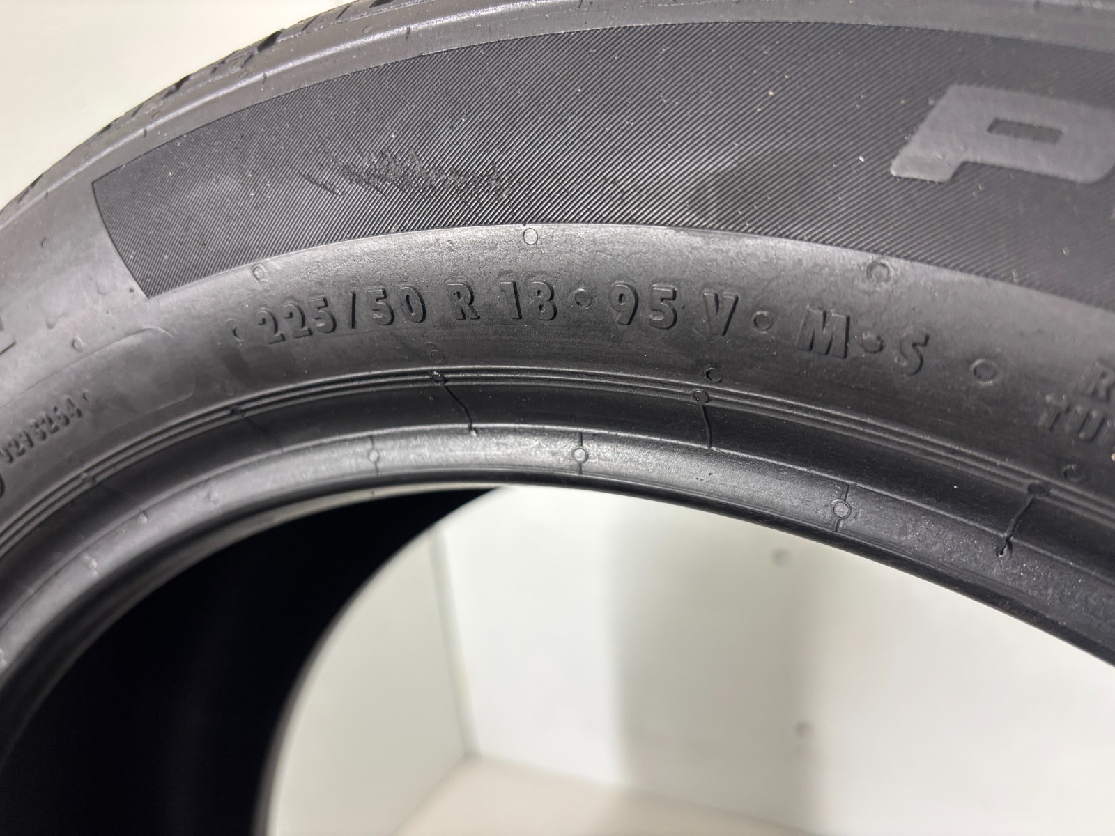 1 Tire 225 50 18 Continental ProContact TX RFT (7.00-8.00/32=77-88% Tread)