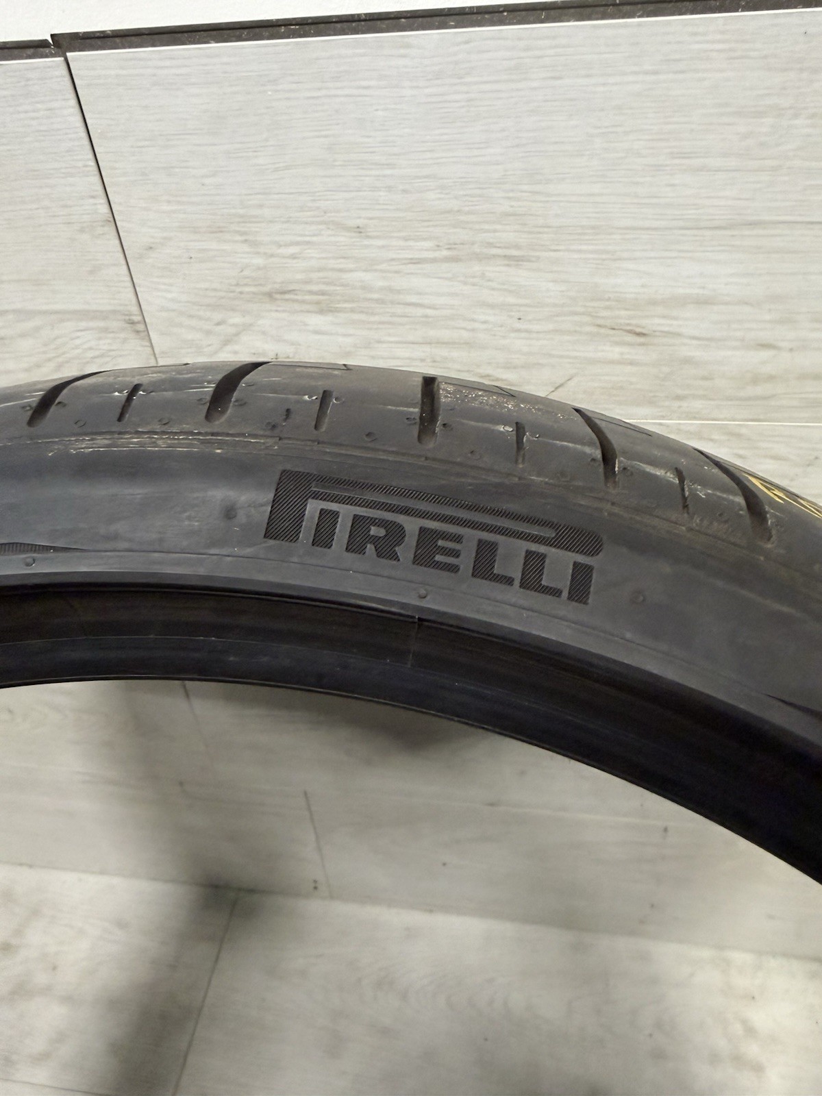 (1) PIRELLI PZERO PZ4 PNCS 285/30/22 TIRE 8/32NDS NO PACTHES 02/21 DOT DATE