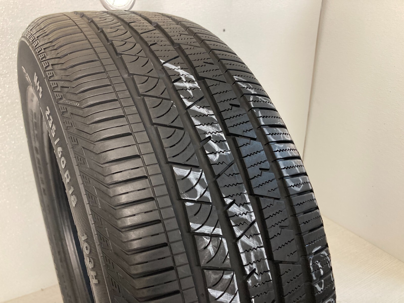 1 Tire 235 60 18 Continental CrossContact LX RFT (7.00-8.00/32=77-88% Tread)