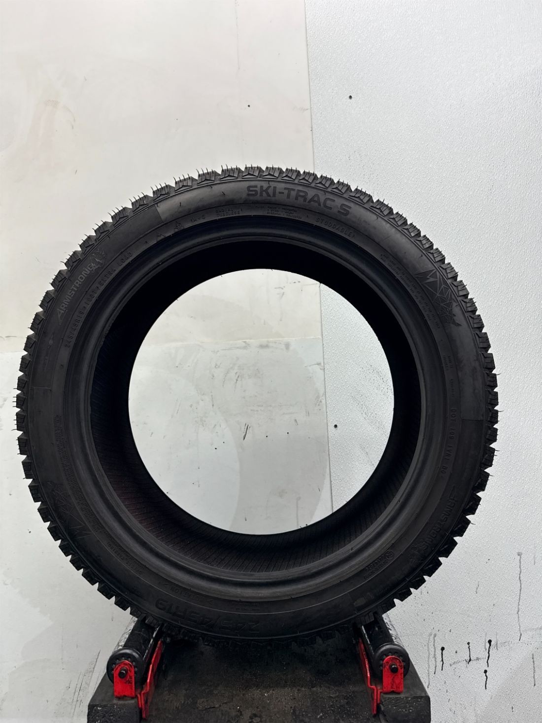 1 Used P245/45R19 Armstrong SKI-Trac S 102 T – 11/32
