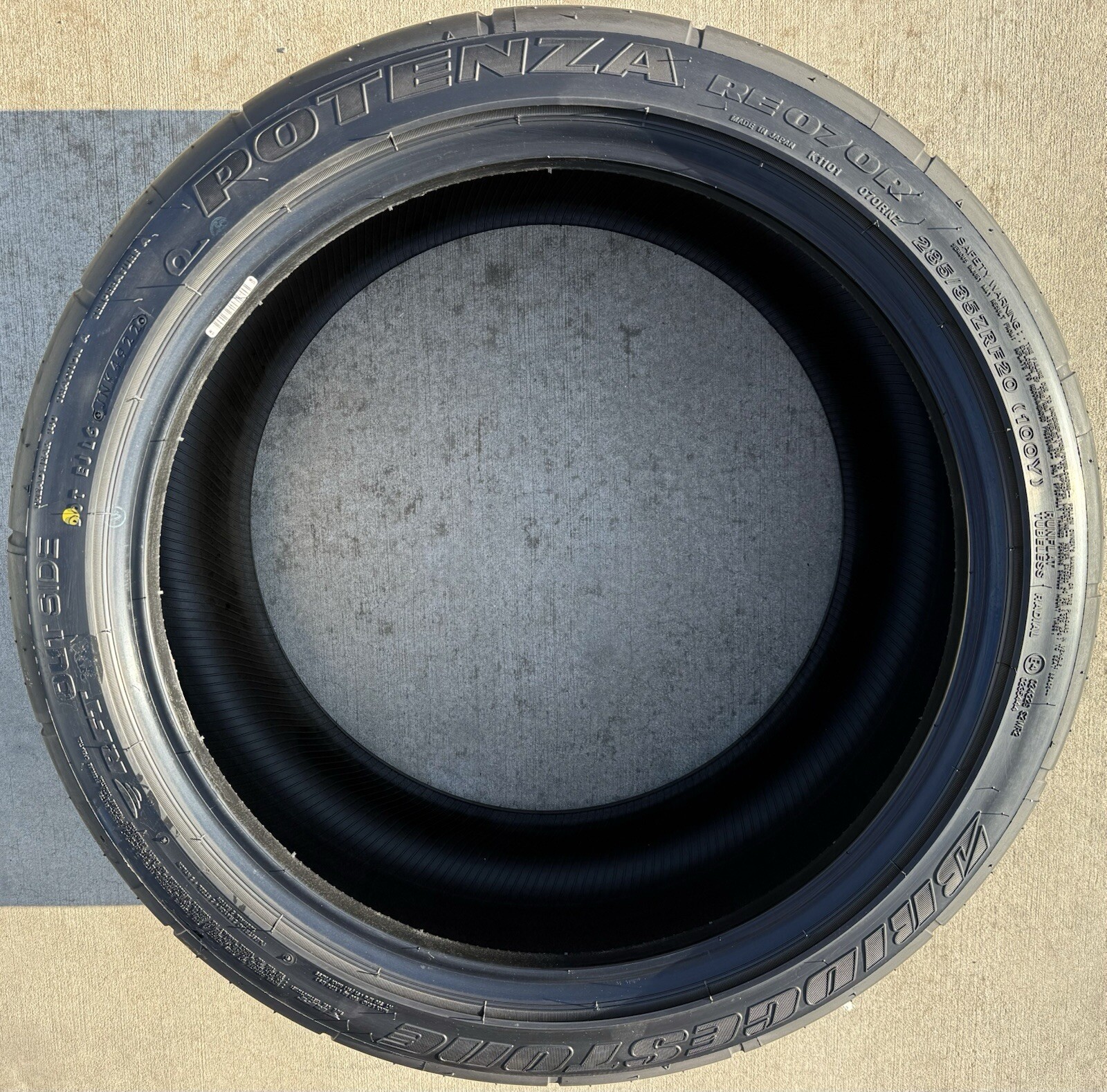 ONE BRAND NEW 285/35ZR20 (100Y) Bridgestone RE070R RFT Nissan GTR Run Flat Tire