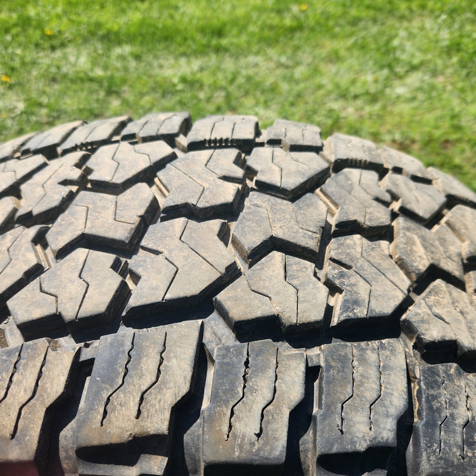 4- Used COOPER DISCOVERER STRONGHOLD AT LT275/65R18 123S E1 RWL