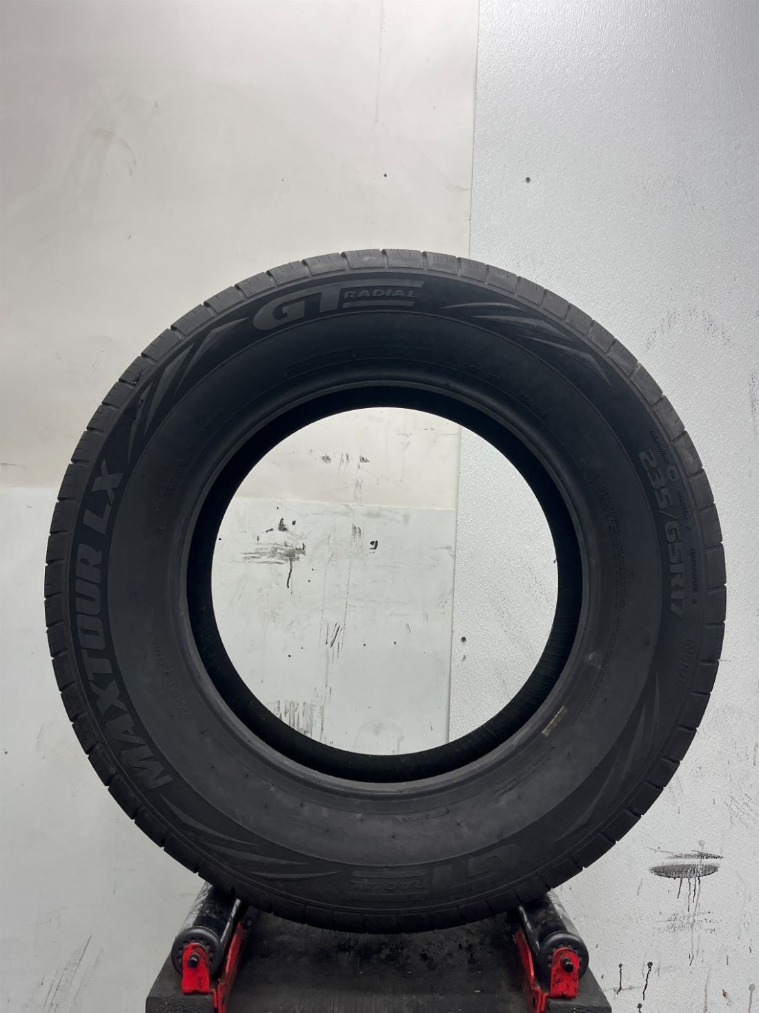 1 Used P235/65R17 GT Radial Maxtour LX 104 H – 11/32