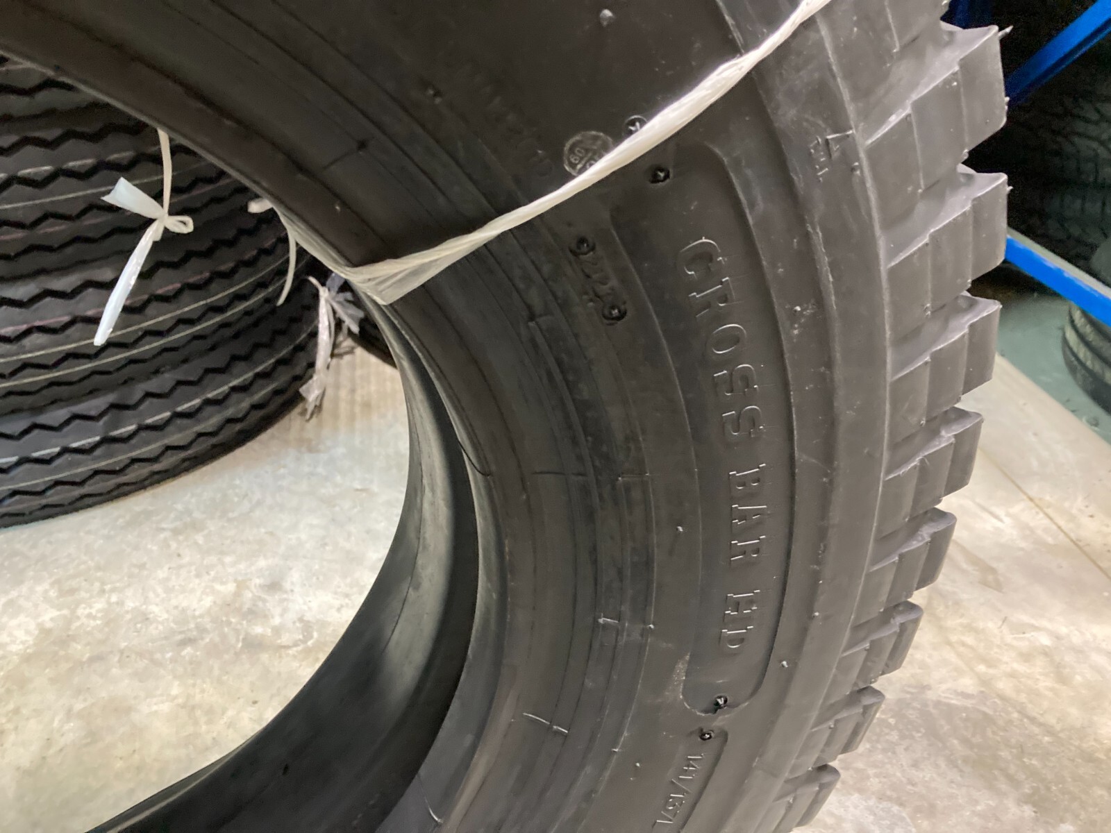 2 New Bias Truck Tires & 2 Tubes 9.00 20 Power King Cross Bar Traction Lug 14ply
