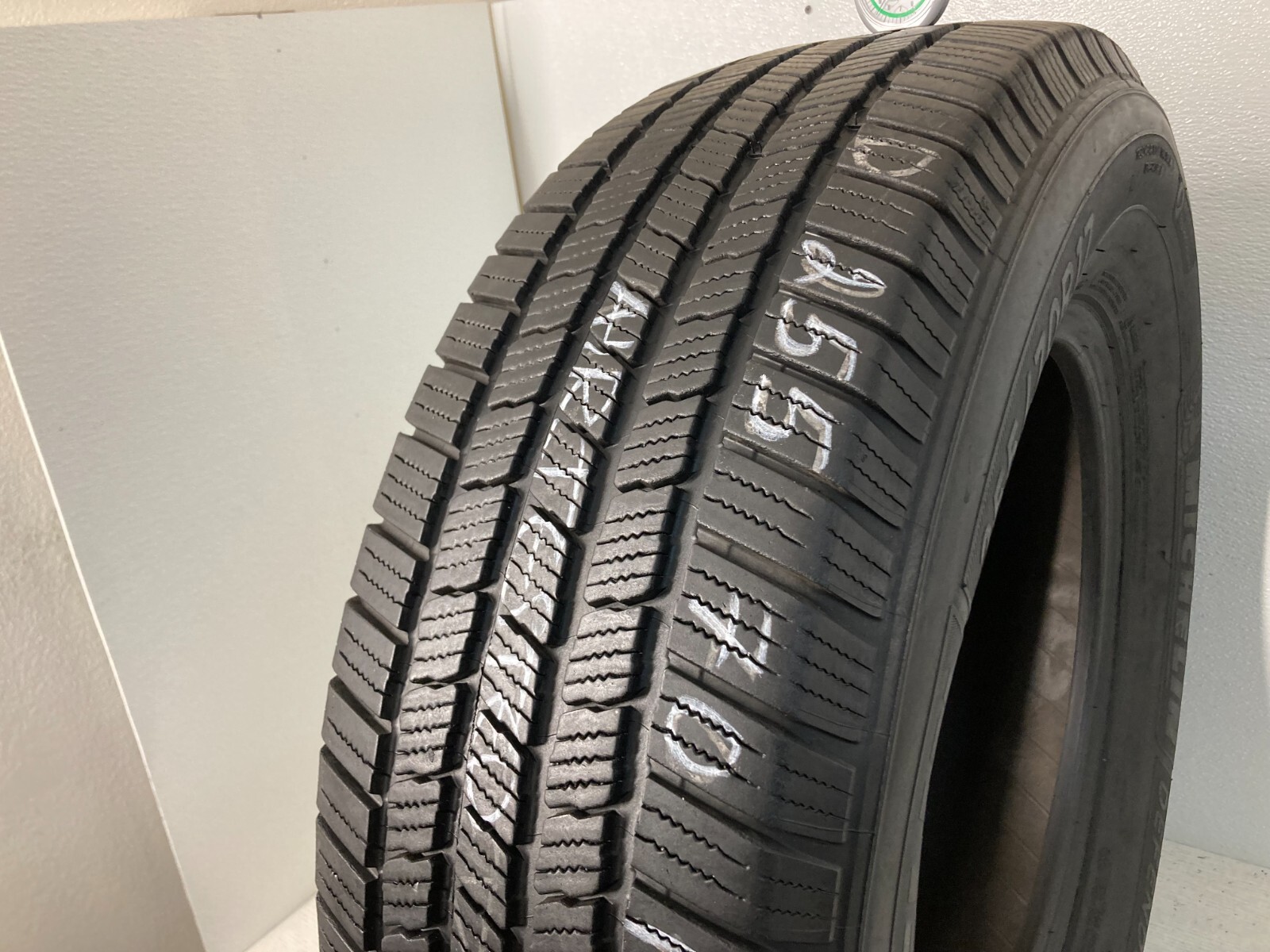 1 Tire 255 70 17 Michelin Defender LTX M/S (8.50/32 Tread Left) 112T