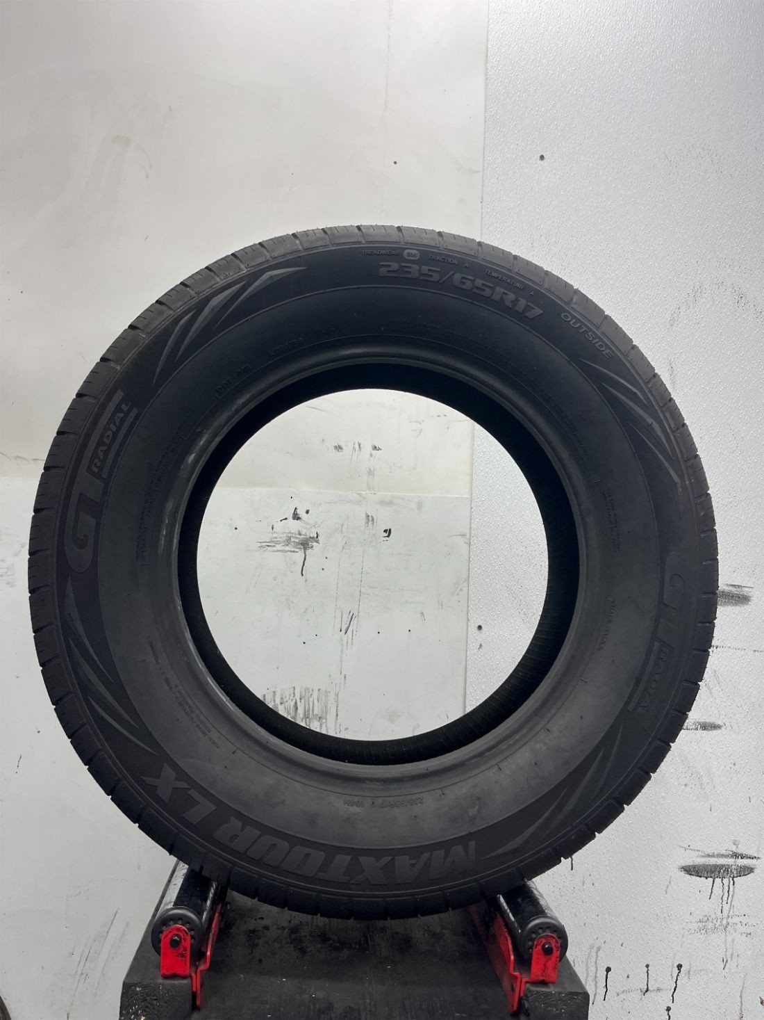 1 Used P235/65R17 GT Radial Maxtour LX 104 H – 11/32