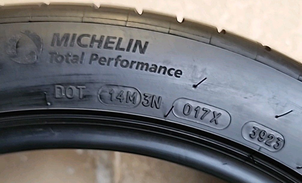 285/35ZR19 99Y Michelin Pilot Sport All Season 4 ZP 8.5/32 DOT 3923 2853519