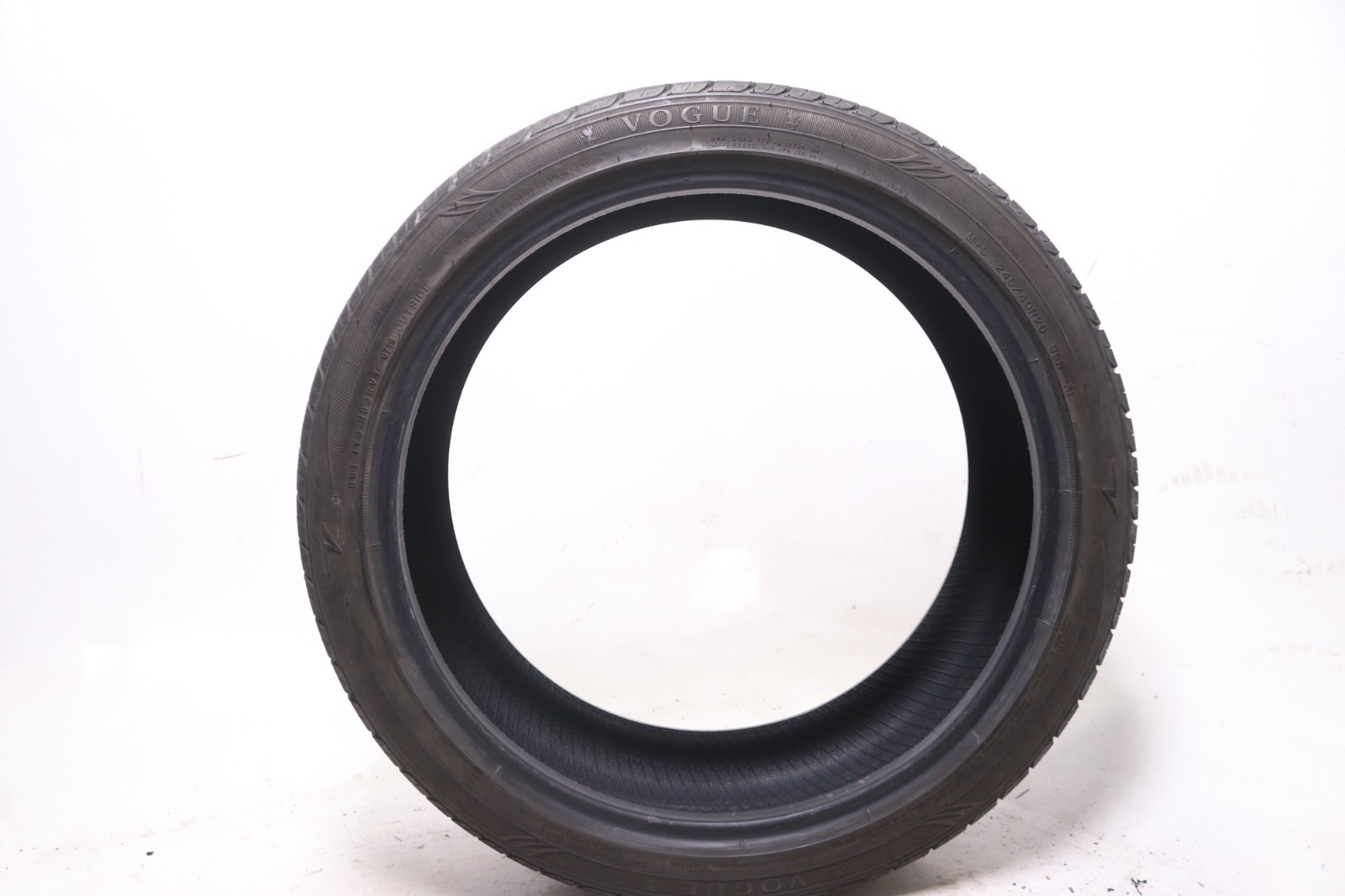 Used 245/40R20 Vogue Signature V – 99W – 6.5/32 No Repairs