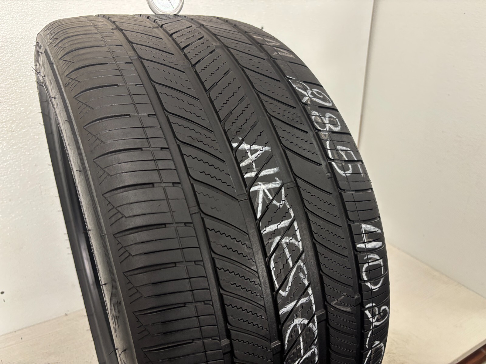 1 Tire 285 40 20 Bridgestone Turanza LS100 (5.50/32 = 61% Tread Left)
