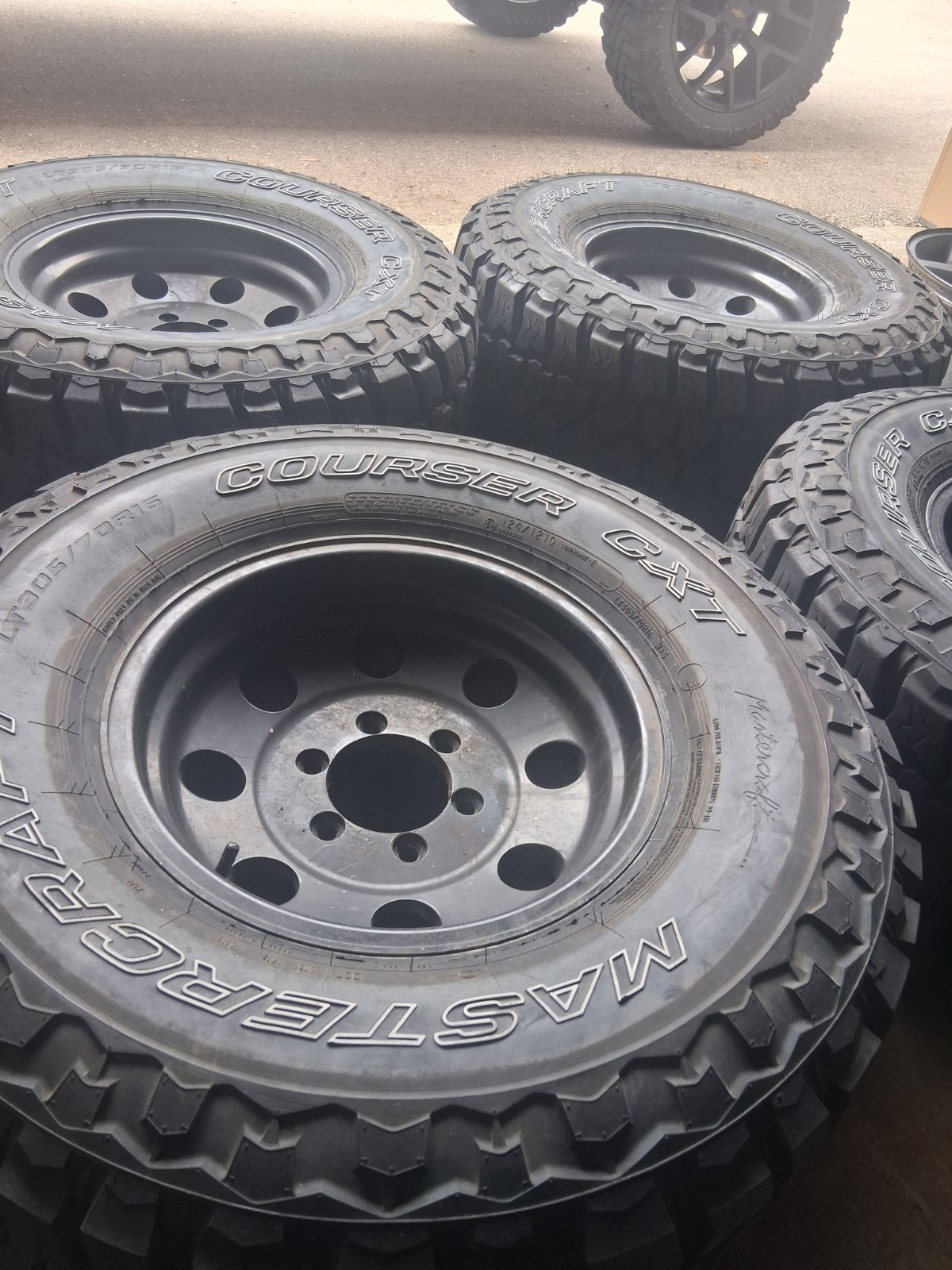 Lt 305/70/16… 6 Lug Chevy .. Only Fits 90s Won’t Fit 2000 And Up