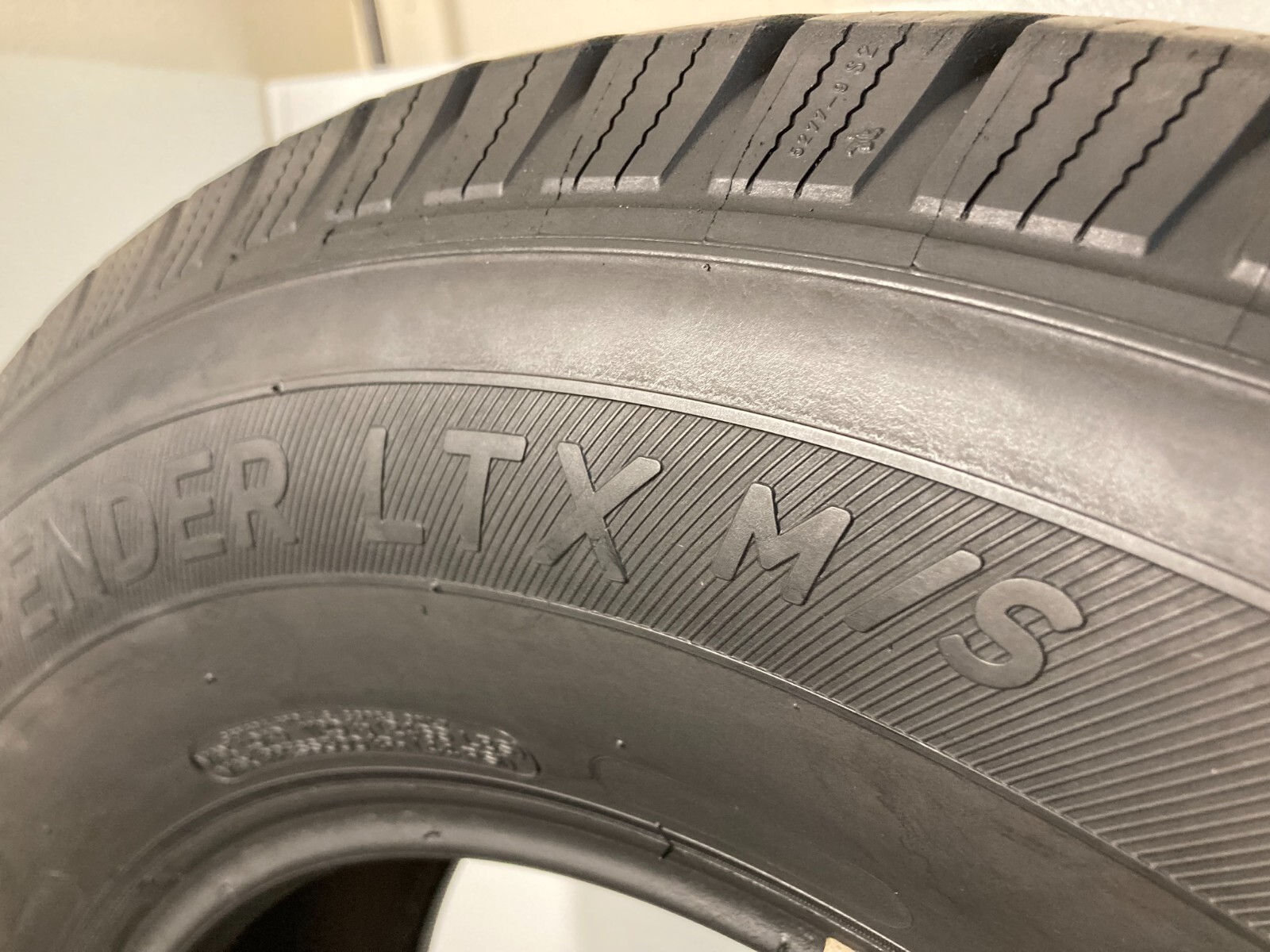 1 Tire 255 70 17 Michelin Defender LTX M/S (8.50/32 Tread Left) 112T