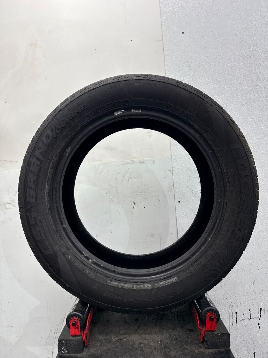 1 Used P225/55R17 Cooper CS5 Grand Touring 97 T – 8/32