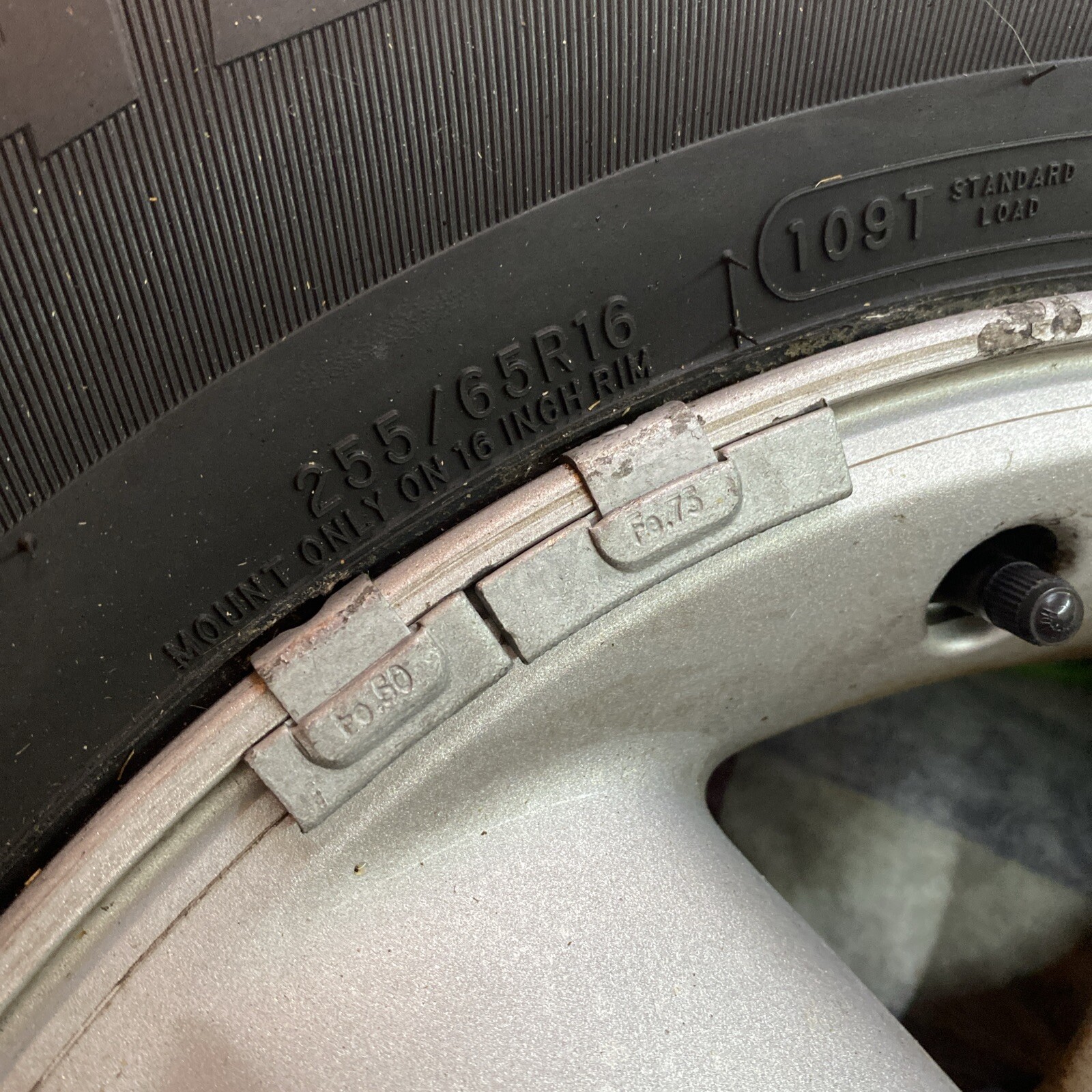 Used 255/65R16 Cooper Adventurer H/T 2000 Nissan Pathfinder Rim spare tire