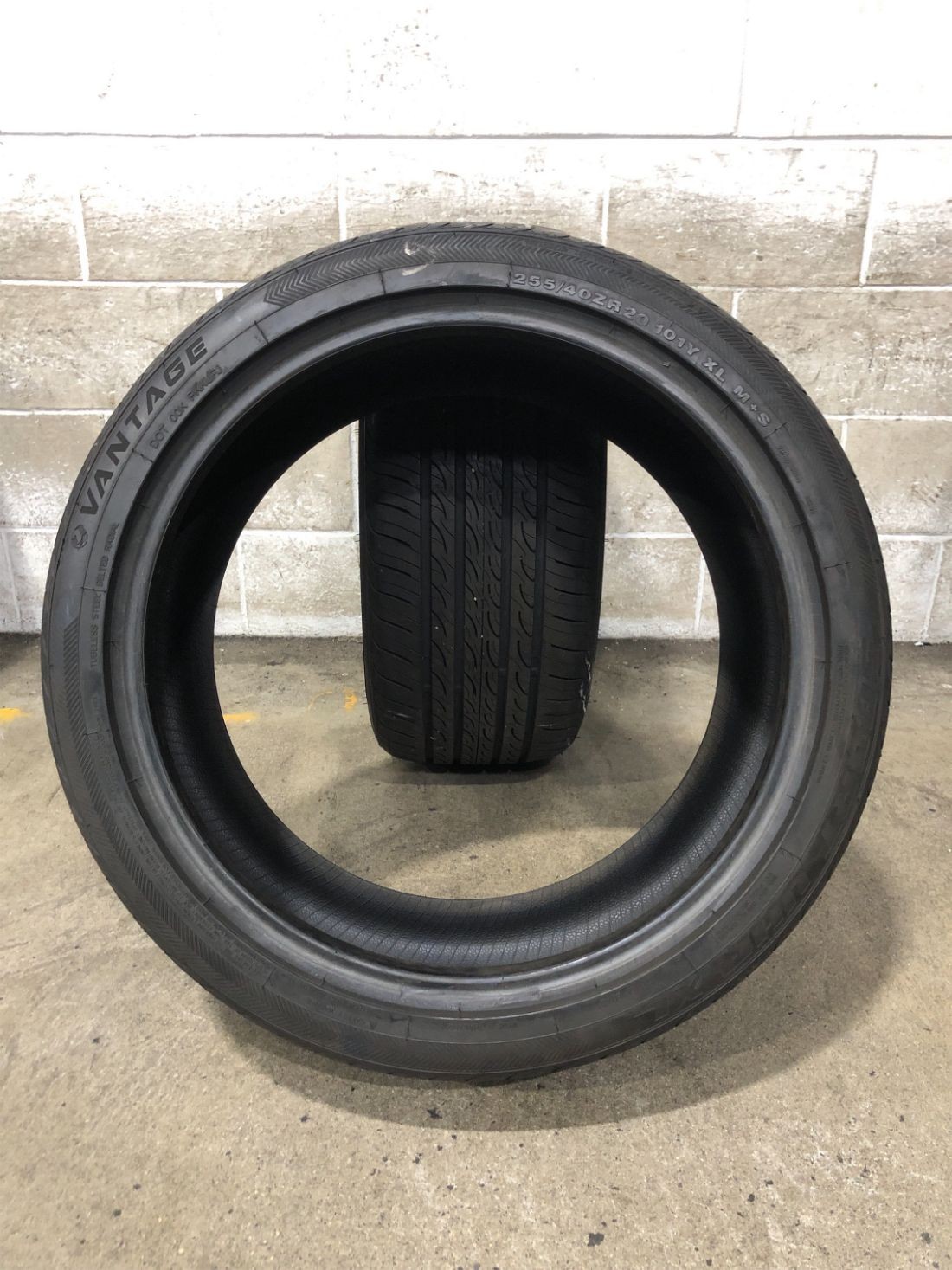 2x P255/40R20 Vantage Sport UHP XL 9/32 101 Y Used Tires 2554020