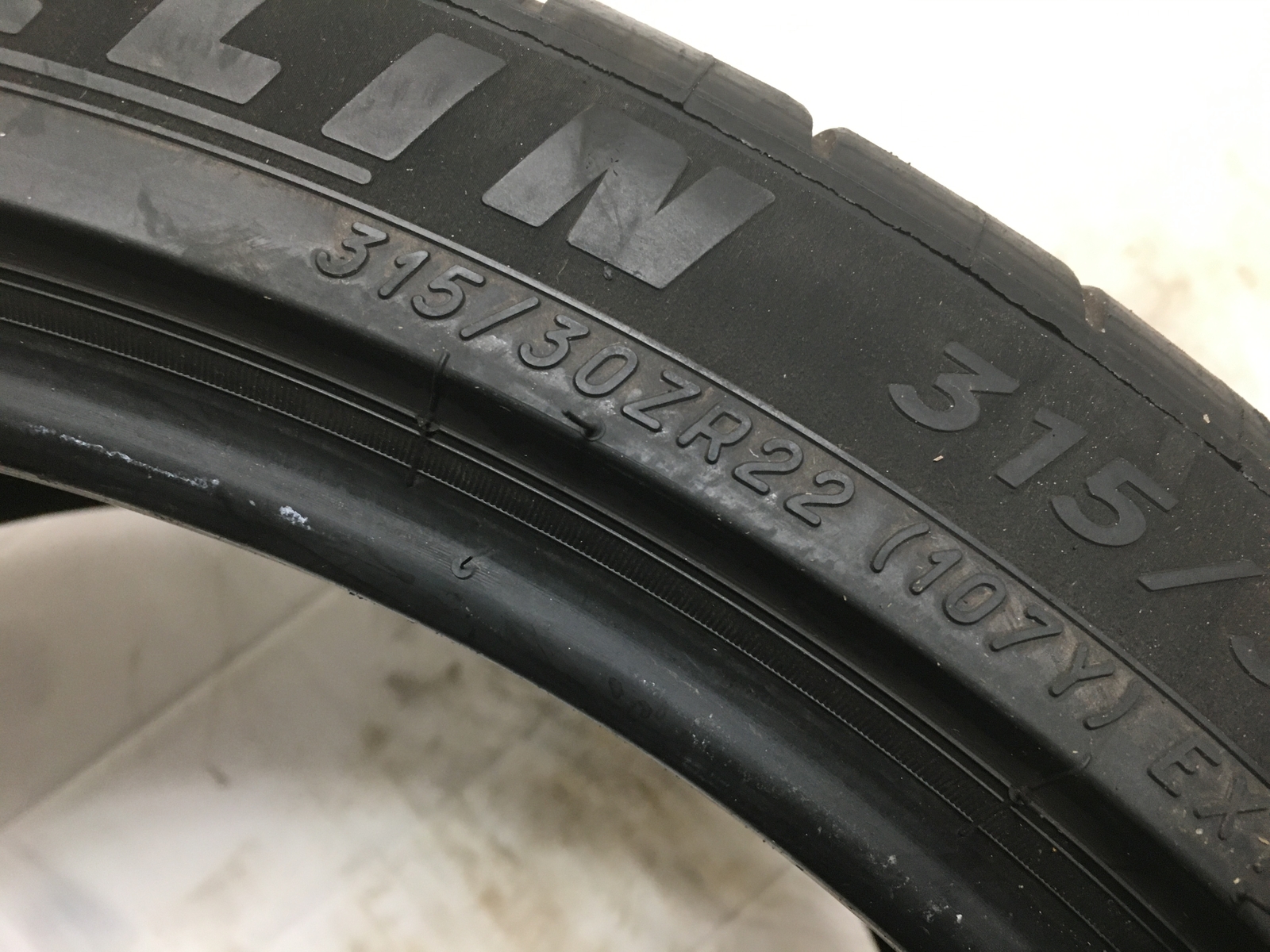 [1] Michelin Pilot Sport 4S P315/30ZR22 315 30 22 Tire 6.5-7.0/32