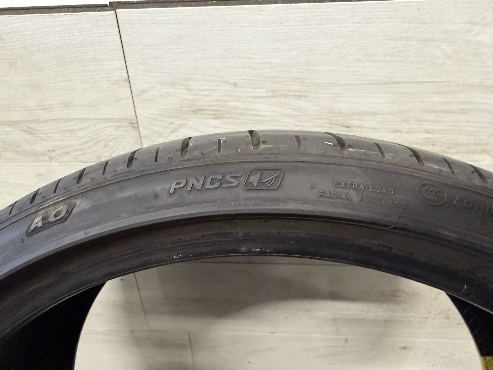 (1) PIRELLI PZERO PZ4 PNCS 285/30/22 TIRE 8/32NDS NO PACTHES 02/21 DOT DATE