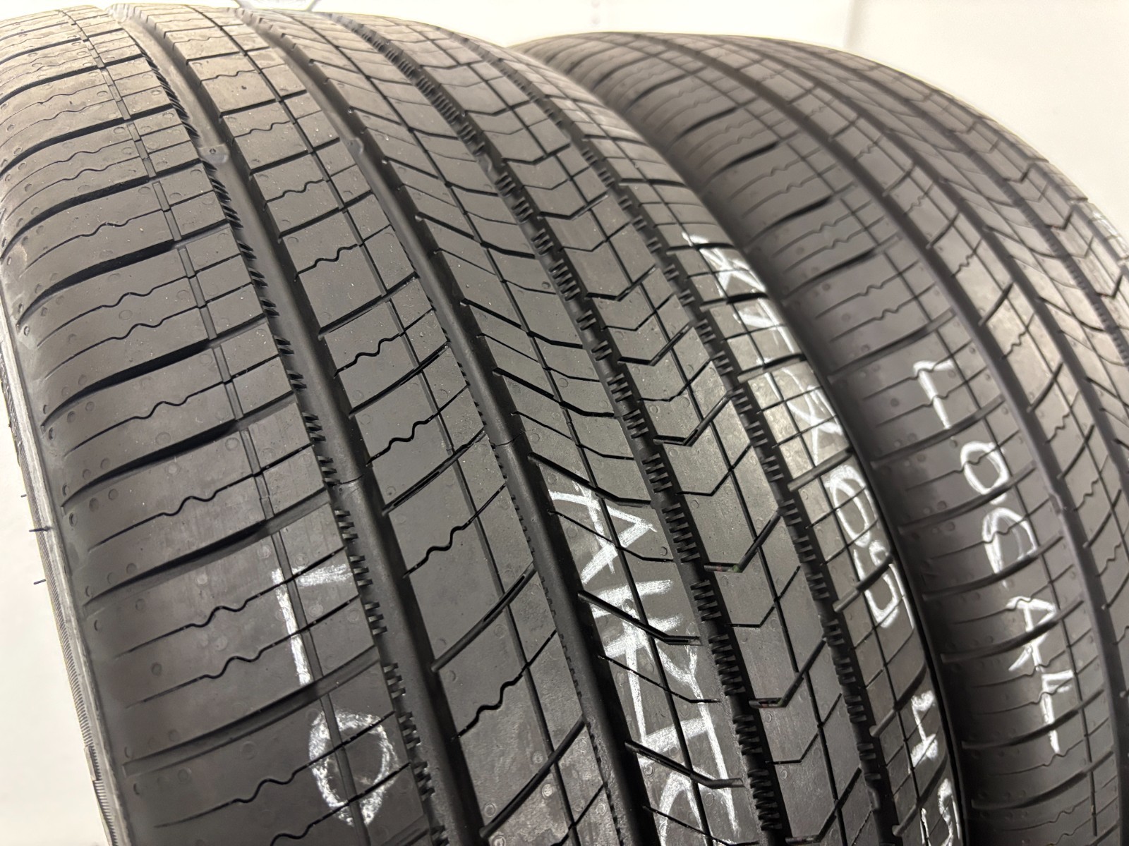 NO SHIPPING ONLY LOCAL PICK UP 2 Tires 265 45 21 Kumho Majesty X Solus