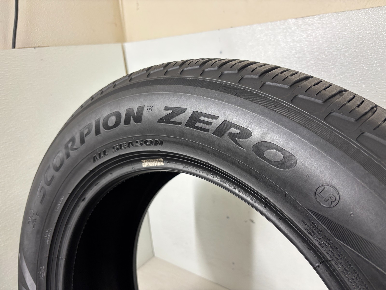 2 Tires 255 60 20 Pirelli Scorpion Zero LR (7.00-8.00/32=77-88% Tread Left) 113V