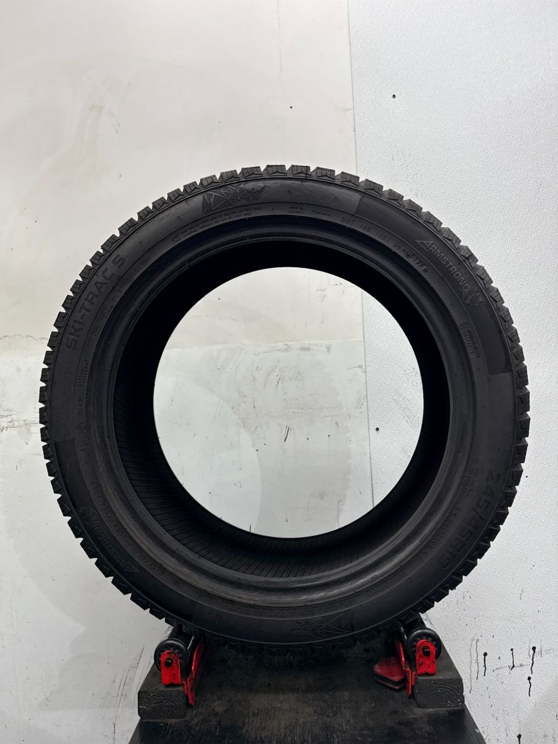 1 Used P245/45R19 Armstrong SKI-Trac S 102 T – 11/32