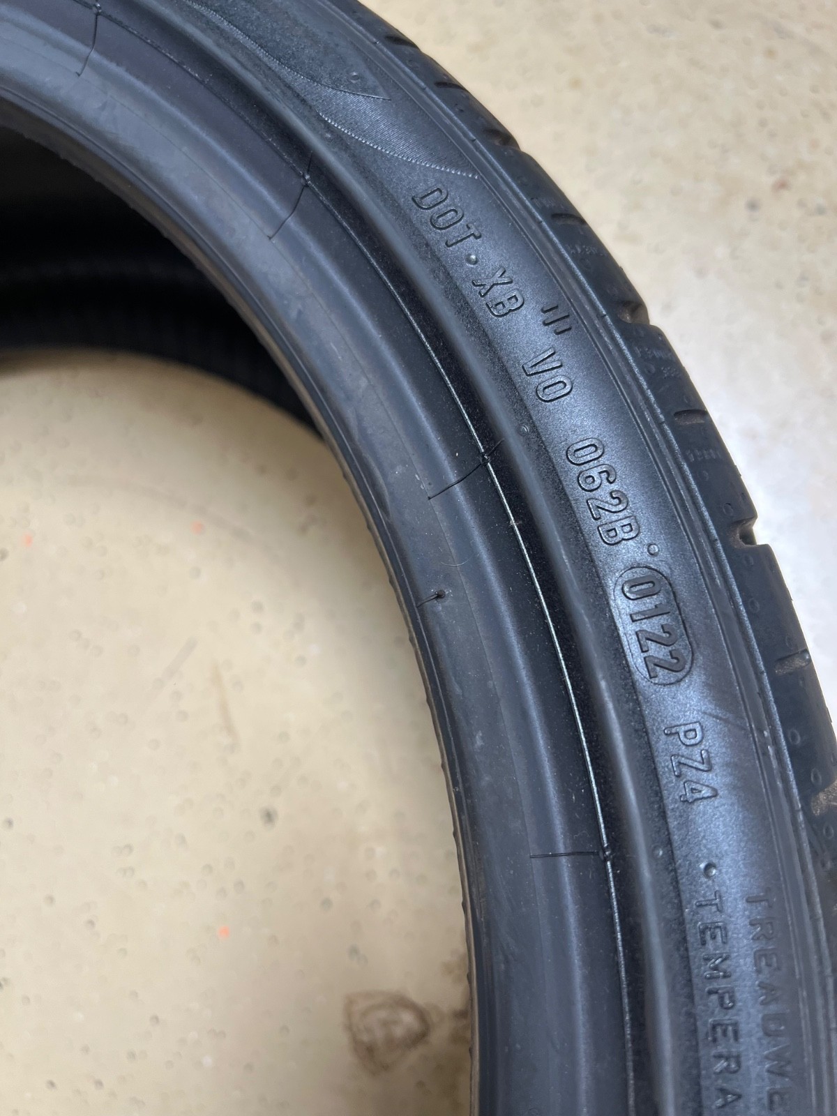 1 – NEW 235/35ZR19 XL (91Y) Pirelli P Zero PZ4 (MO1) Mercedes – 6033