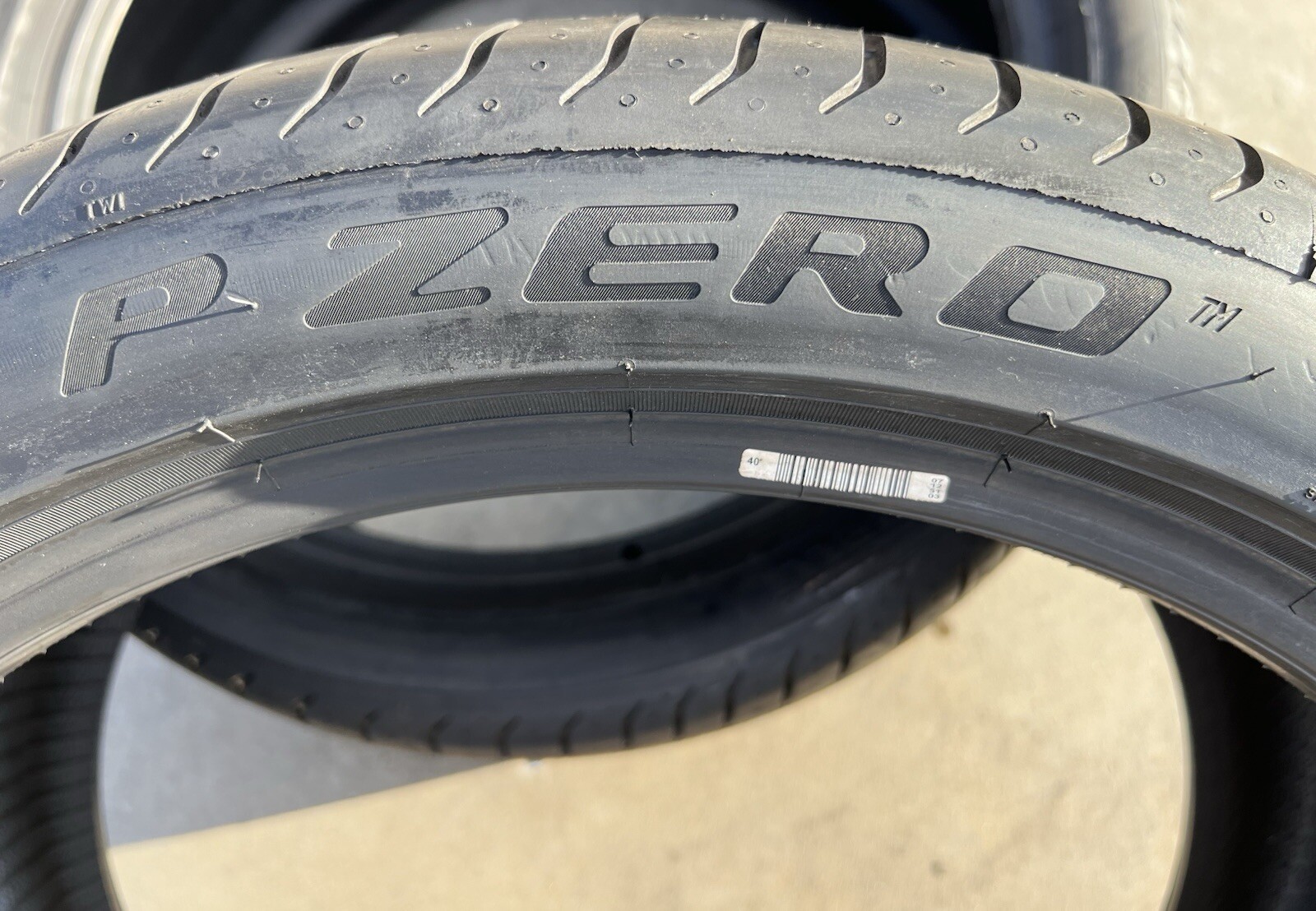 Set of TWO BRAND NEW 275/35R20 102Y Pirelli P Zero MOE Run Flat RFT RF Tires