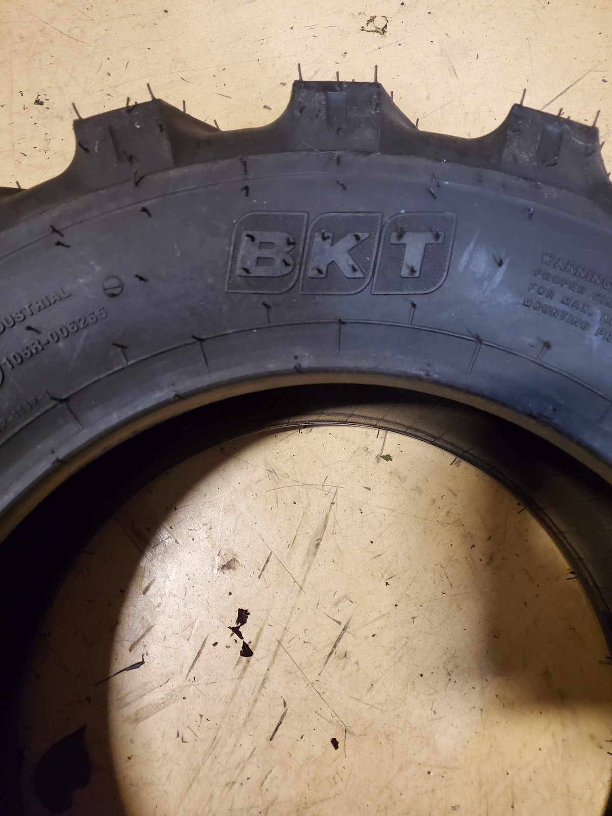 BKT SKID POWER BSW 25 8.5 14 106A 6PLY INDUSTRIAL TIRE 94042050