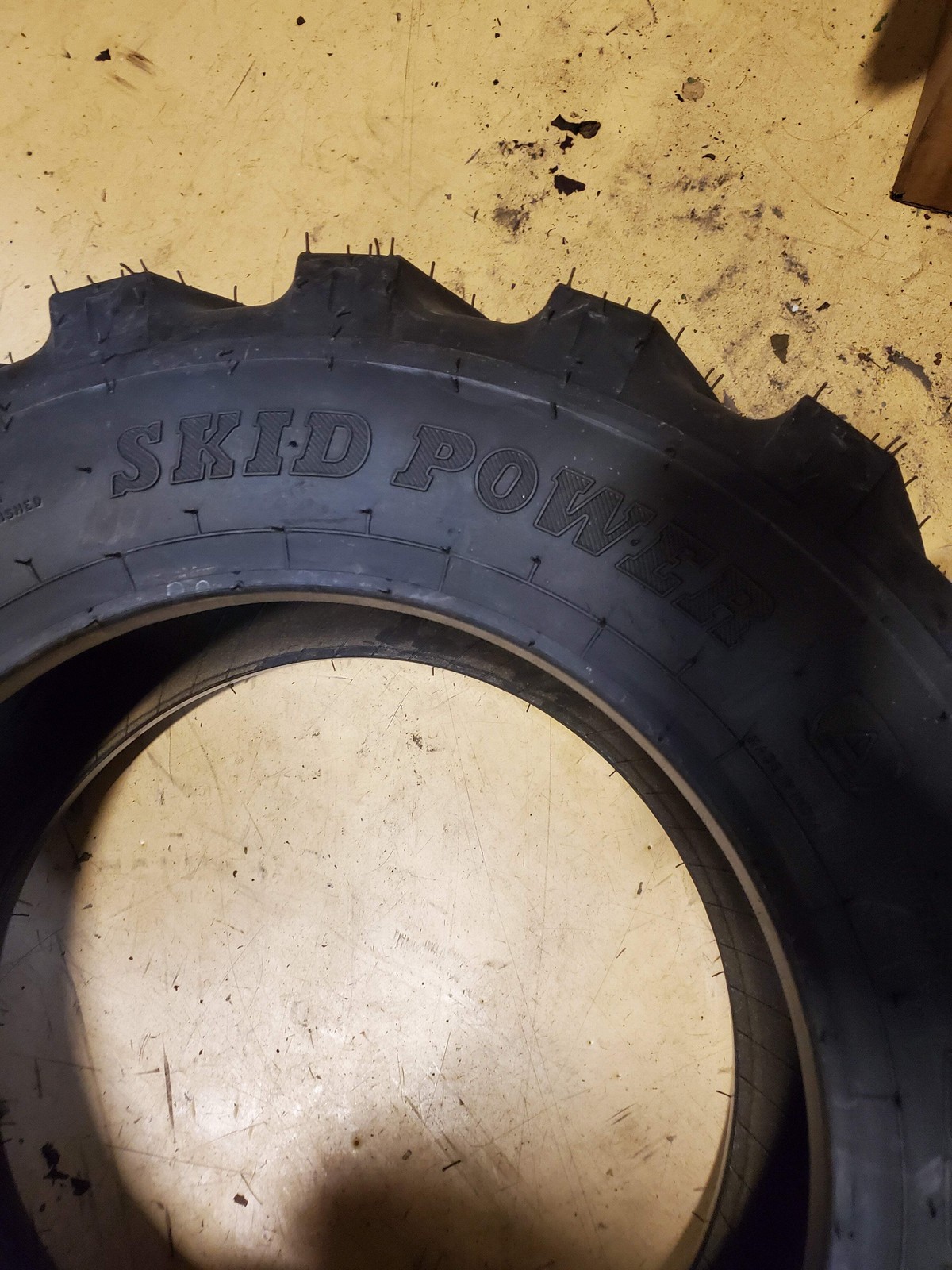 BKT SKID POWER BSW 25 8.5 14 106A 6PLY INDUSTRIAL TIRE 94042050