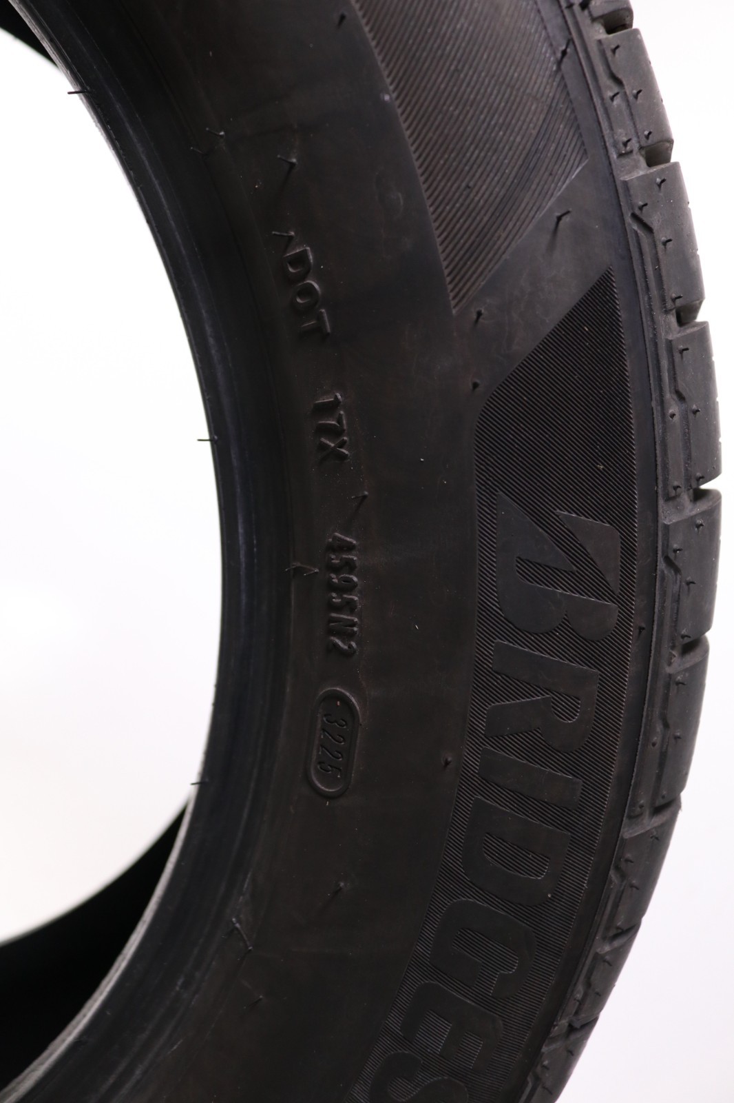 Set of 2 Used 235/60R18 Bridgestone Turanza EverDrive Enliten 107H – 10.5-11/32