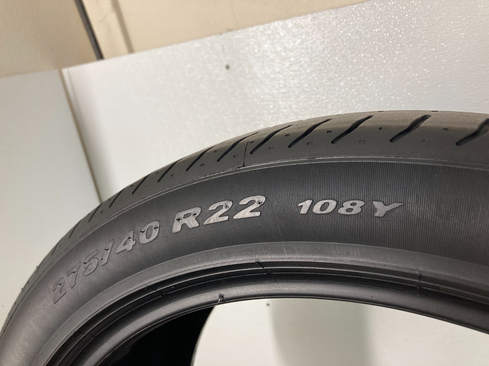1 Tire 275 40 22 Pirelli P Zero LR (45-52% Tread Left) 108Y