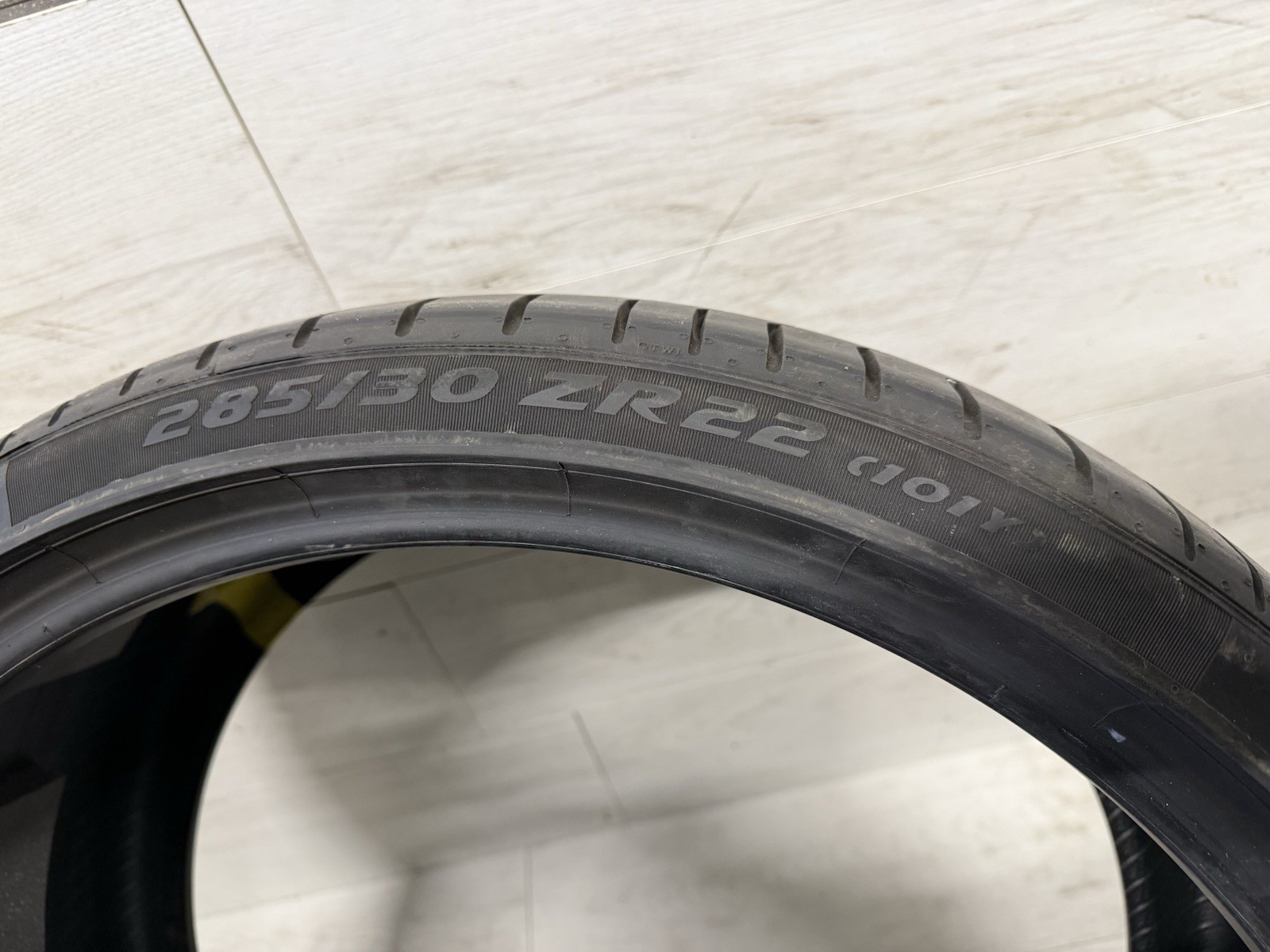 (1) PIRELLI PZERO PZ4 PNCS 285/30/22 TIRE 8/32NDS NO PACTHES 02/21 DOT DATE