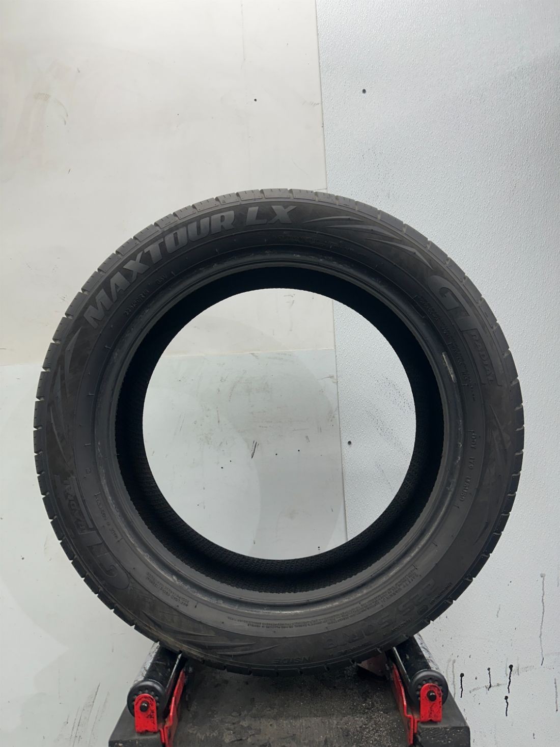 1 Used P225/50R18 GT Radial Maxtour LX 95 V – 10/32