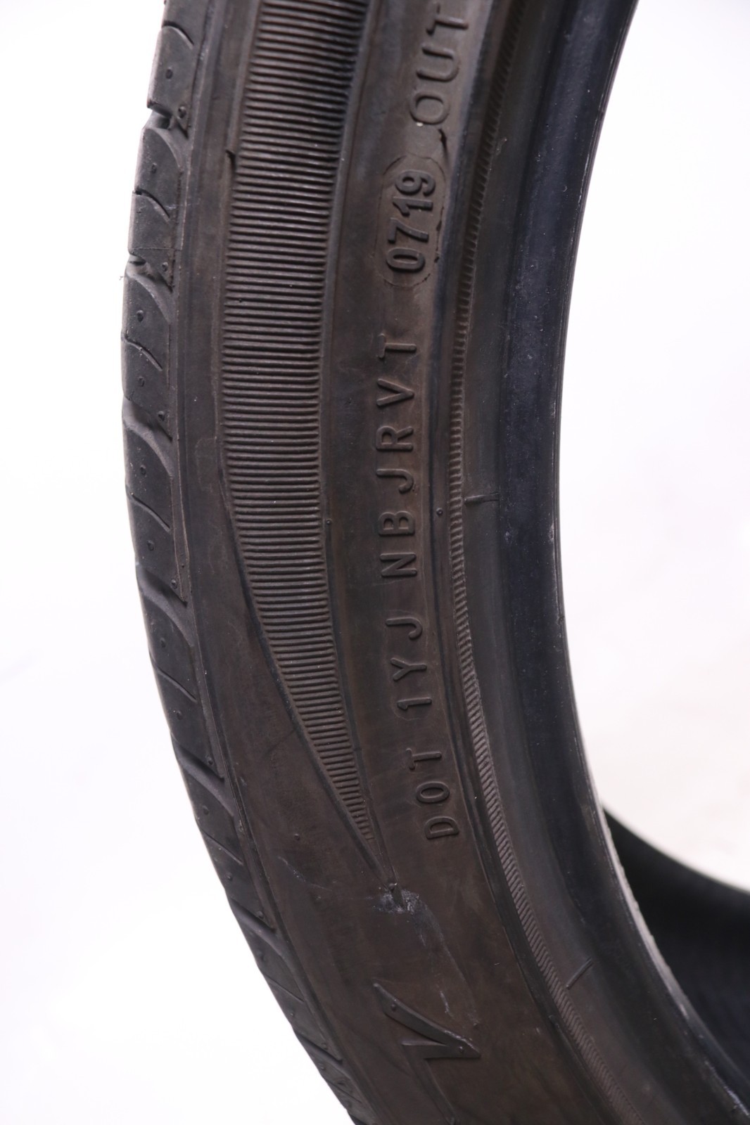 Used 245/40R20 Vogue Signature V – 99W – 6.5/32 No Repairs