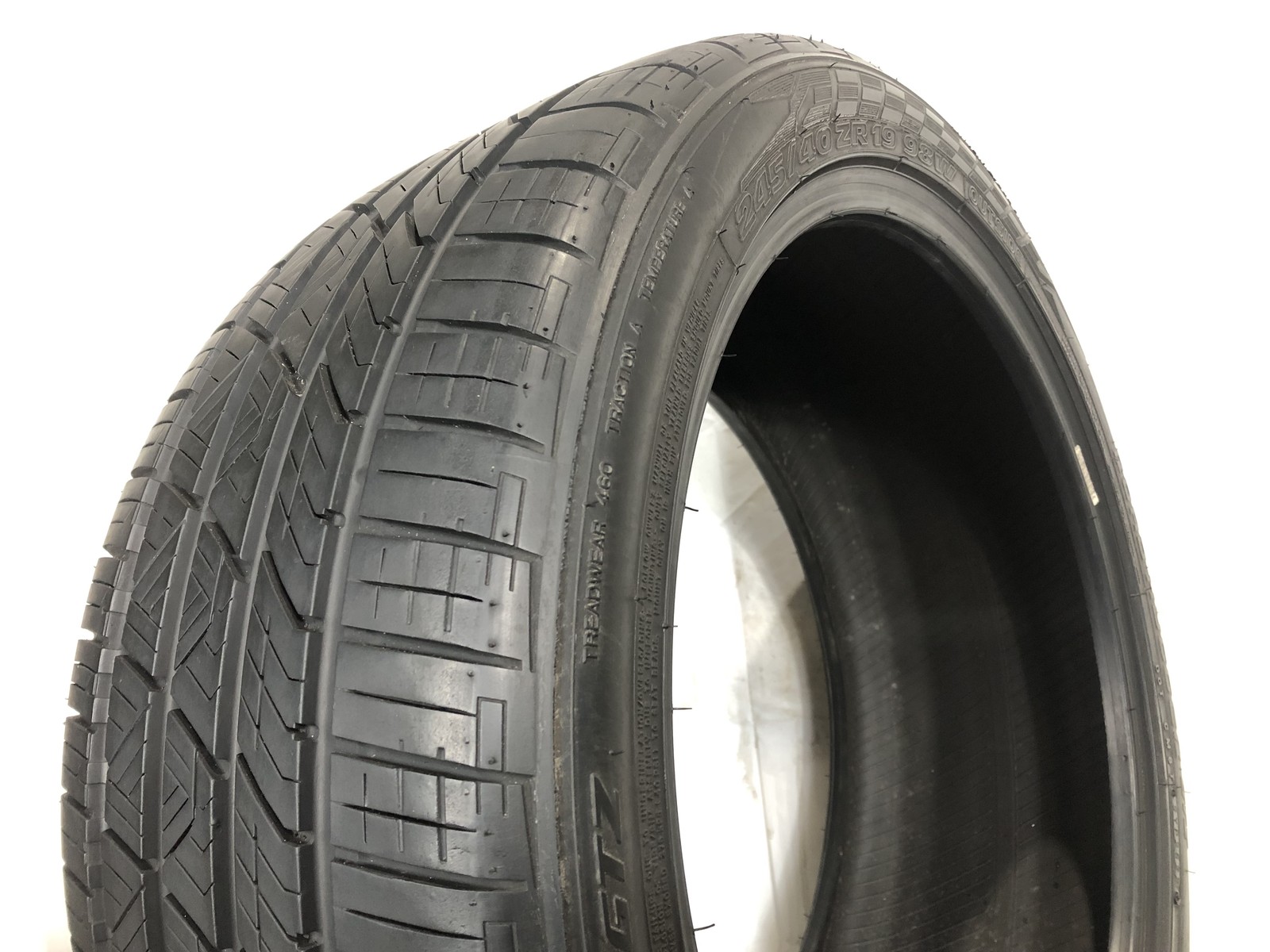 [1] Road Hugger GTZ P245/40ZR19 245 40 19 Tire 8.75/32