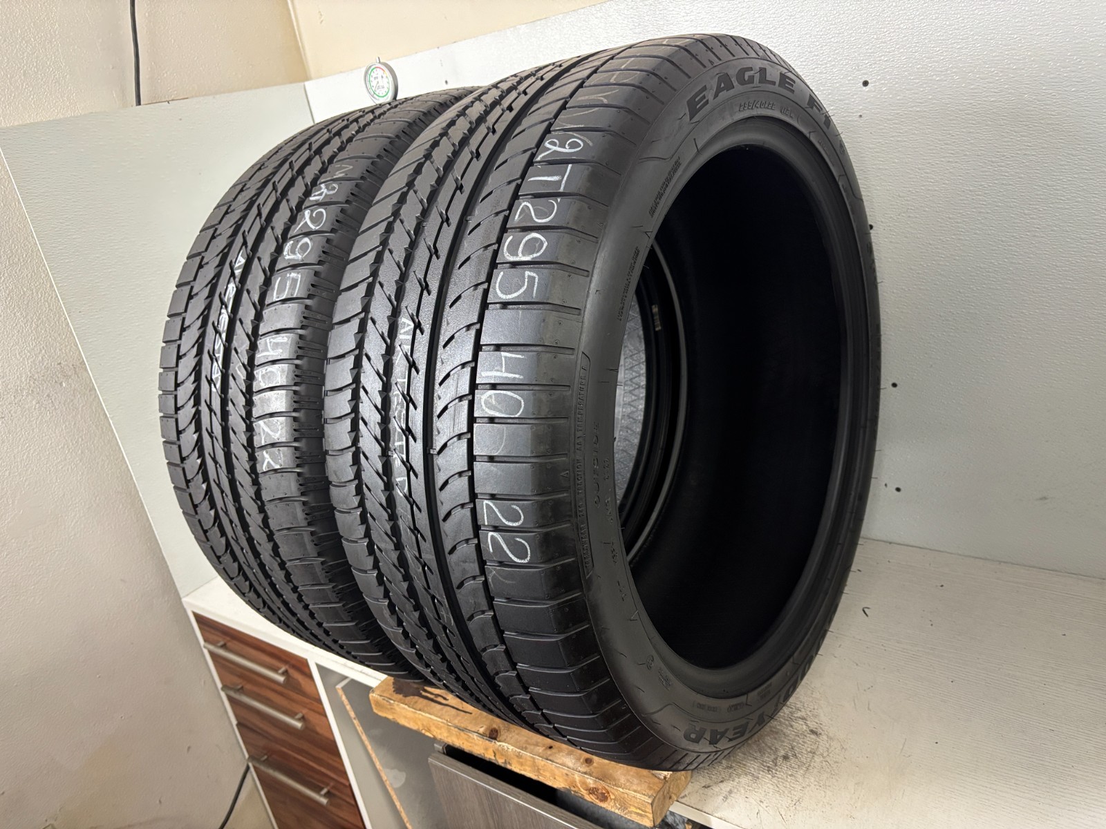 2 tires 295 40 22 Goodyear Eagle F1 Asymmetric SUV 8.50-9.00/32 = 94-100% Tread
